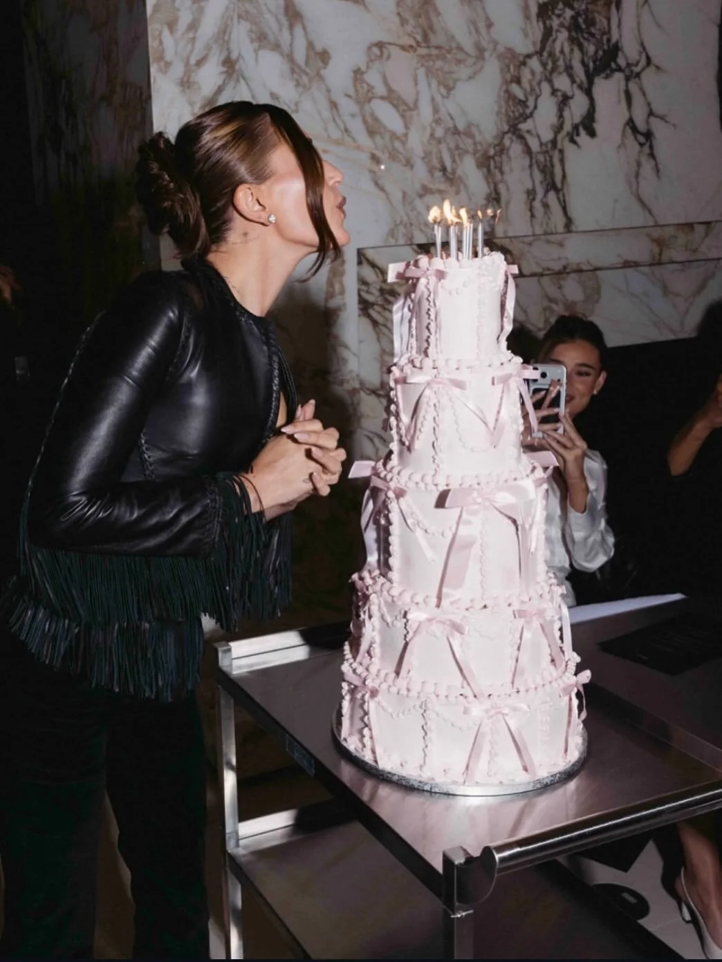 tall boiiii 29th birthday cake for @haileybieber @rhode 💕🪽🎀in good company with @sophies__table 🫶🏼flavors ~ vanilla chiffon, raspberry mousse, preserves and raspberries🍓vanilla chiffon, mascarpone mousse, cocoa dusting and espresso soak☕️vanill