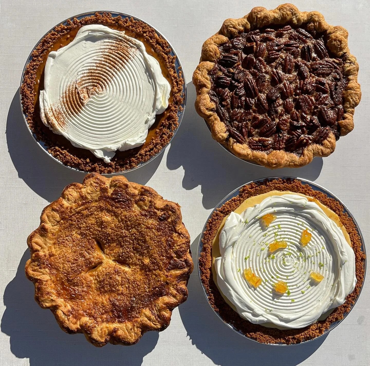 HAPPY TURKEY DAY🦃Was meant to post this yesterday, but in the frenzy of Thanksgiving cooking, making one last customer pie and 2 more of my own, that idea went out the bloody window🤪HOPE YA LOVED UR PIES! I sure loved making them for you❤️🥧❤️🥧❤️?