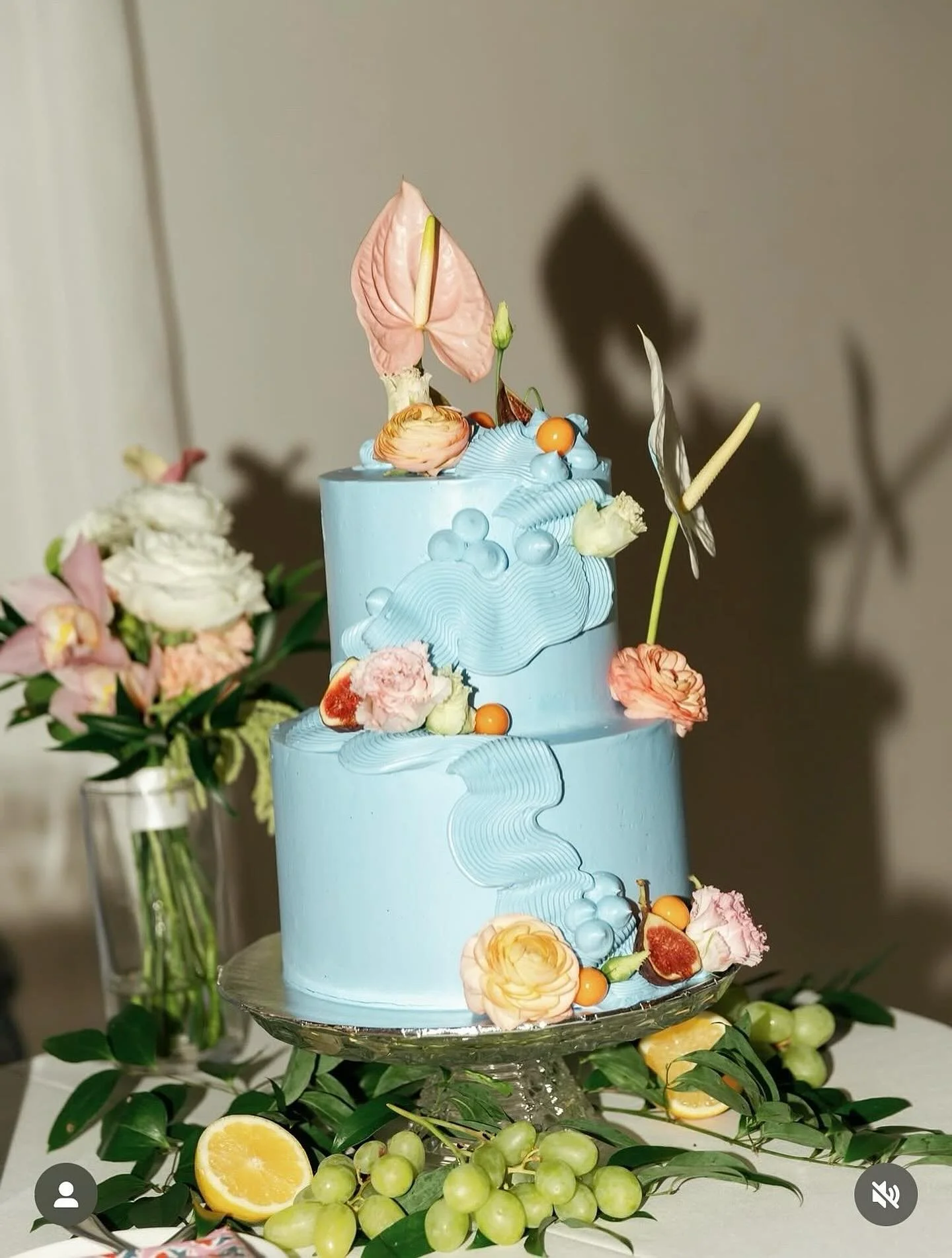 🩵🩵🩵stellar glam shot tysm @madisontayphotos !!💫 @rancholaslomas @chelseadanielleevents 

#somethingblue #anthurium #goldengooseberries #PICNICbakedgoods #pioneertown #vintagecake #vanilla #weddingcake #SMBC #baker #bakersofinstagram #layercake #t