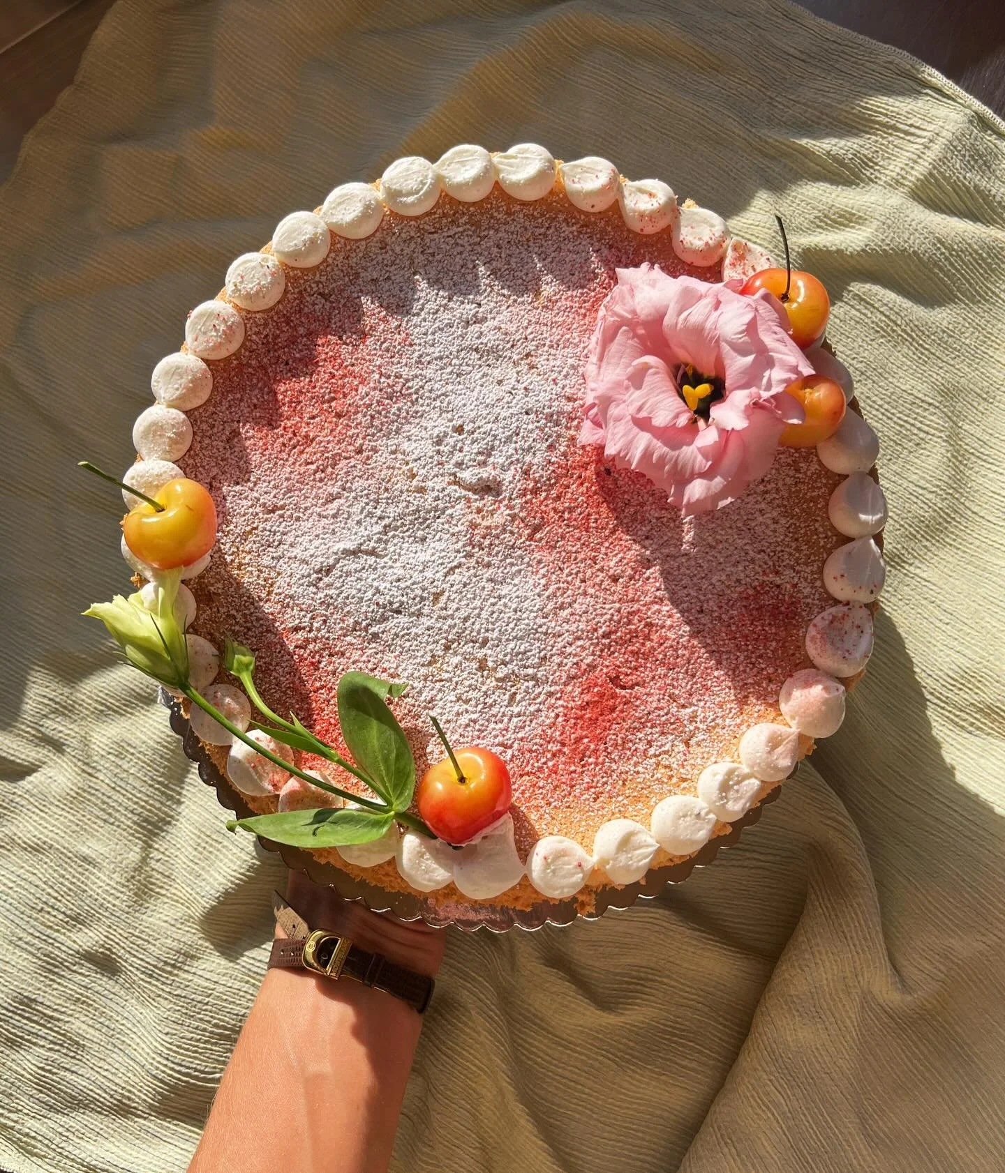 👑🍒🌸olive oil sponge cake filled with jam, raspberries and mascarpone whip

#spongecame #cherry #lisianthus #PICNICbakedgoods #pioneertown #vanilla #weddingcake #SMBC #baker #bakersofinstagram #layercake #tieredcake #cakedecorating #cottagebakery #