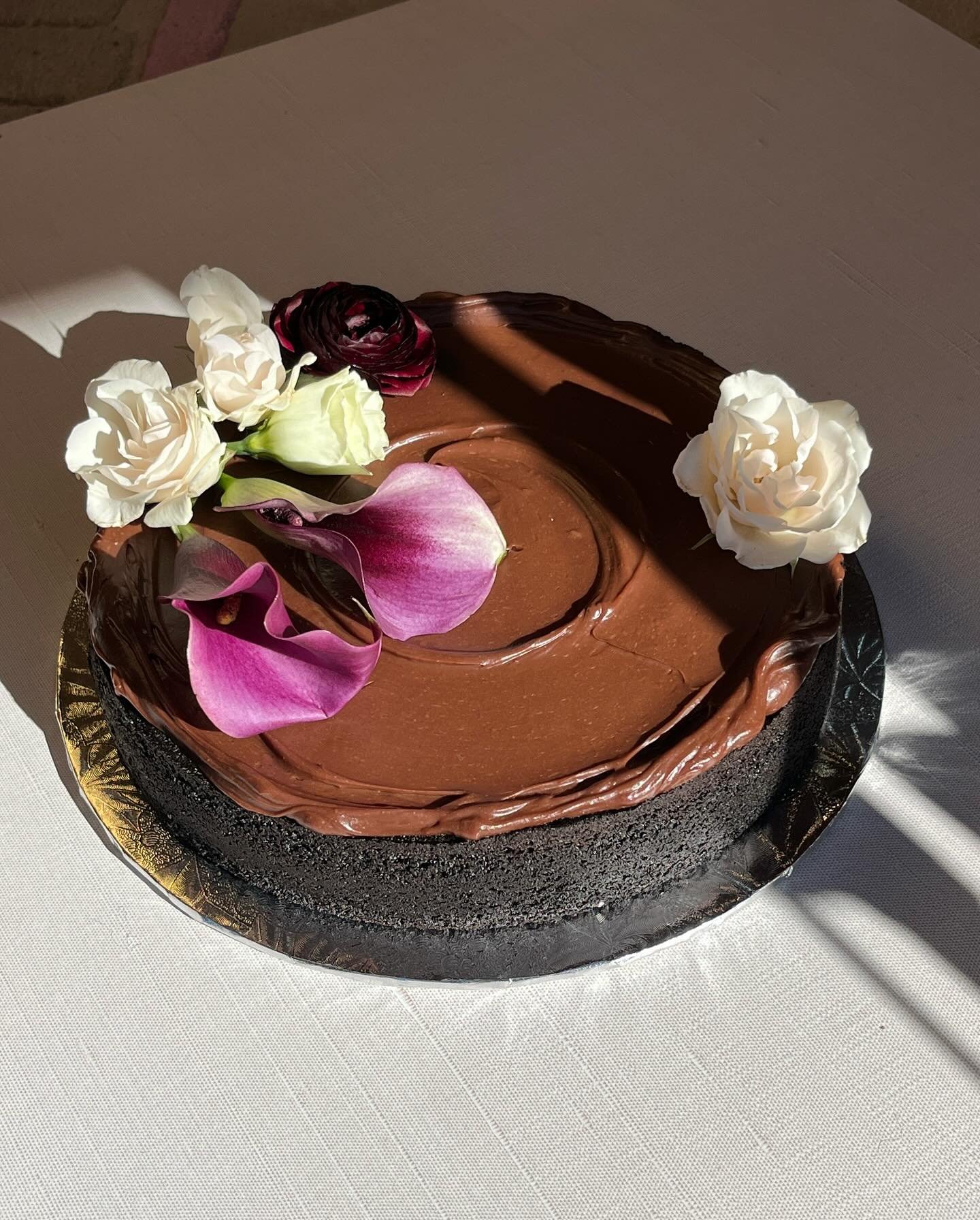 meandering through the camera roll🍰🌹

#celebrationcake #joshuatree #rose #PICNICbakedgoods #pioneertown #cinnamon #weddingcake #SMBC #baker #bakersofinstagram #layercake #tieredcake #cakedecorating #cottagebakery #wedding #desertwedding #SMBC #josh