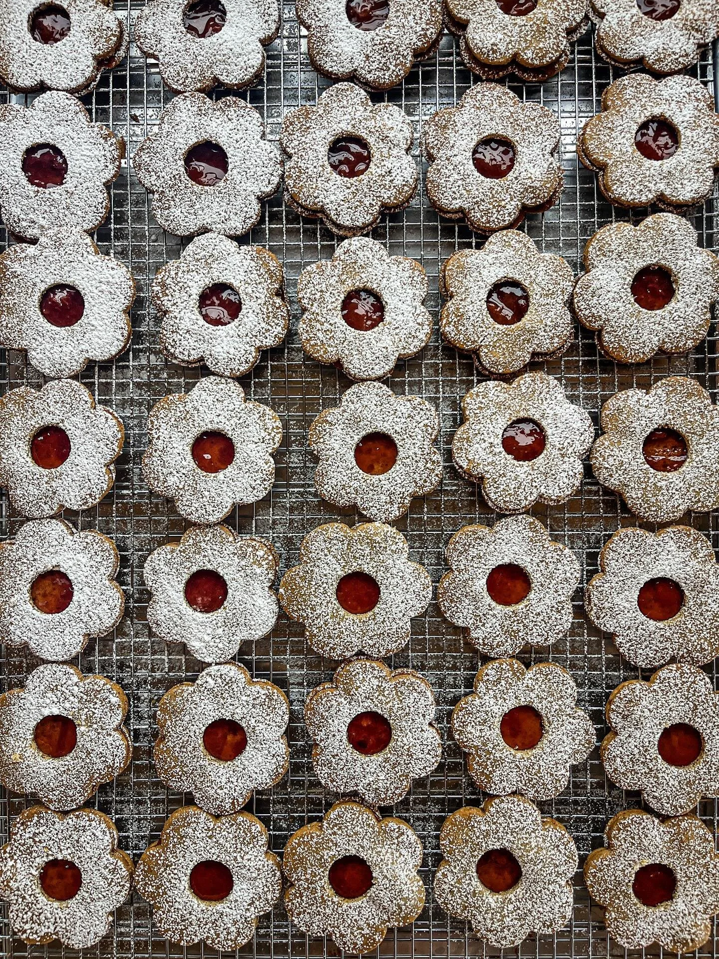 thank you all for your Thanksgiving and Christmas orders to finish the year out❣️excited to bake for y&rsquo;all in 2026, thanks for being here!!!🫶🏼

#linzers #linzercookies #strawberryjam #PICNICbakedgoods #pioneertown #cinnamon #weddingcake #SMBC