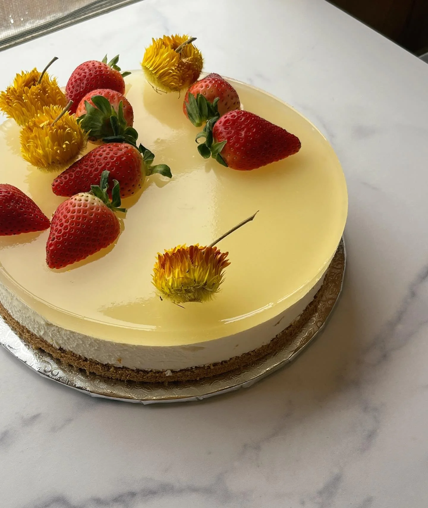lemon mascarpone cheesecake💫🍋

#cheesecake #strawflowers #gelee #PICNICbakedgoods #pioneertown #cinnamon #weddingcake #SMBC #baker #bakersofinstagram #layercake #tieredcake #cakedecorating #cottagebakery #wedding #desertwedding #SMBC #joshuatree #w