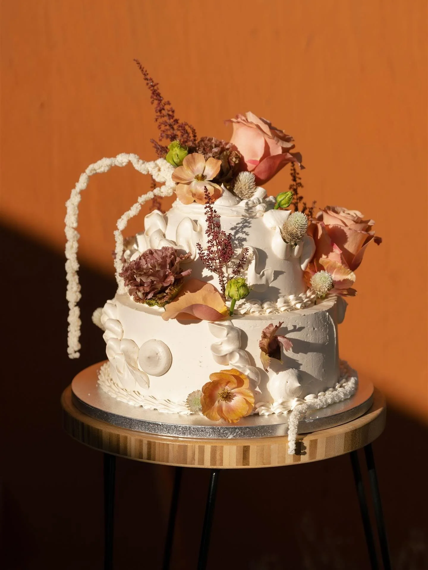 a top tier dome basked in desert hues💫thank you for these @carrierogersphotography and for the stems @desertrose.creative ❤️&zwj;🔥

#domecake #strawflowers #squiggles #PICNICbakedgoods #pioneertown #cinnamon #weddingcake #SMBC #baker #bakersofinsta