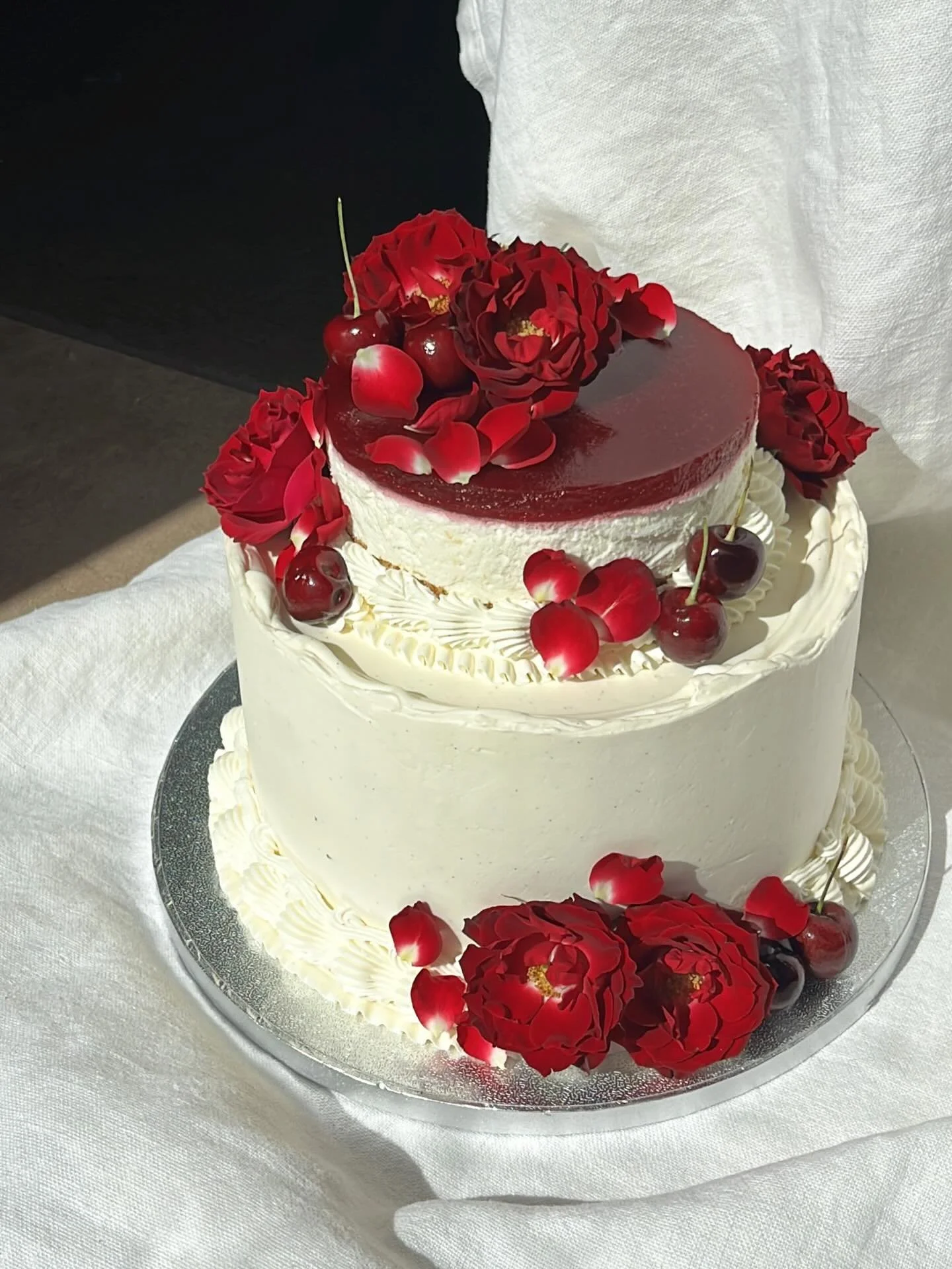 camera roll lately, cos I&rsquo;ve been extra shite at regular cake pics :&rsquo;) fav by far is the utter ROMANCE of the cheesecake top tier wedding cake from yesterday. Bottom tier is carrot cake filled with cream cheese mousse and brown sugar cinn