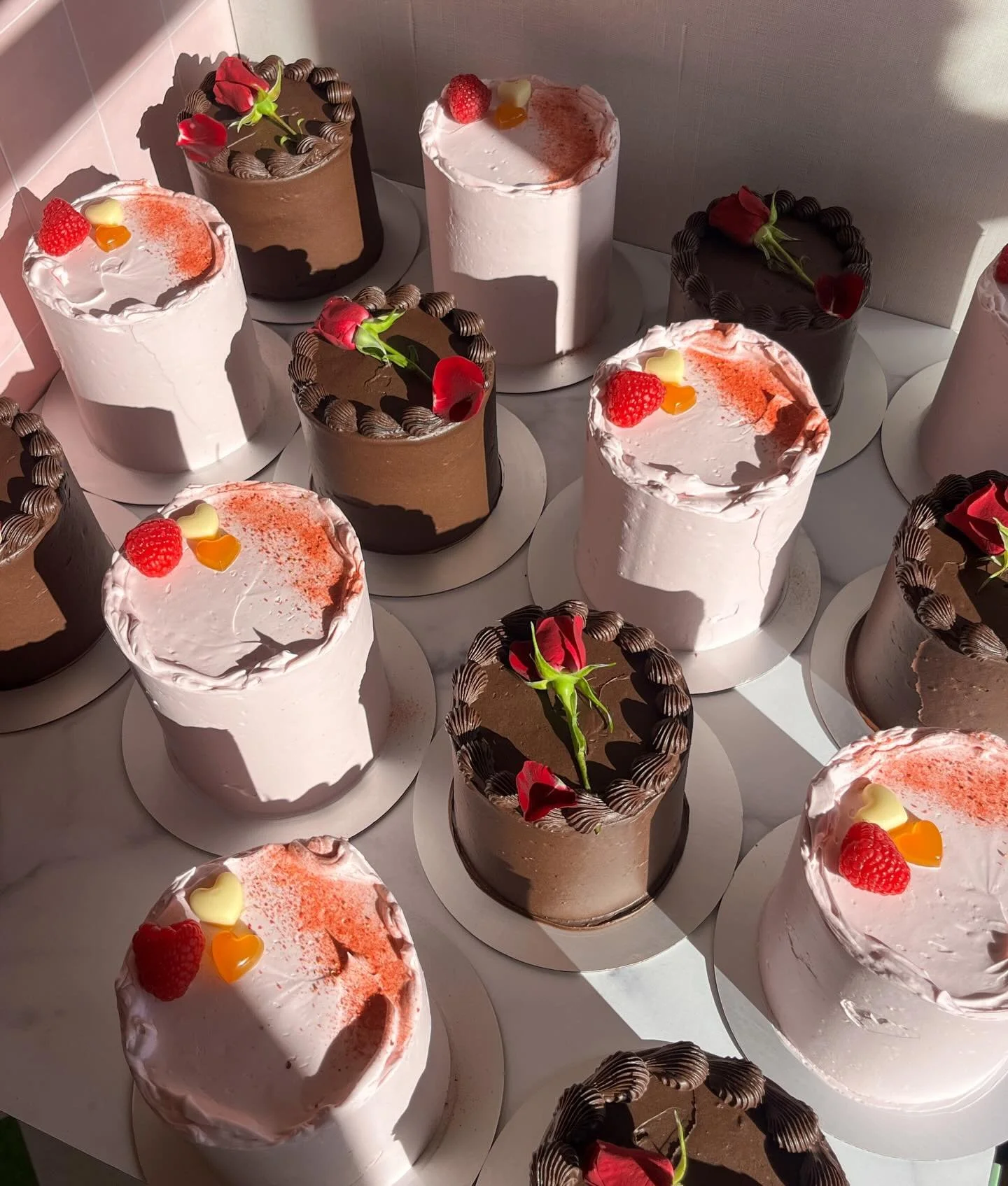 BETTER ONE MONTH LATE THAN NEVER😂thanks for your sweet valentines orders last month!💘🤎4&rdquo; cakes really tow the duality line of a pain in the ass // made only acceptable by the fact tiny things are so bloody cute so well worth it🥲🥲🥲anything