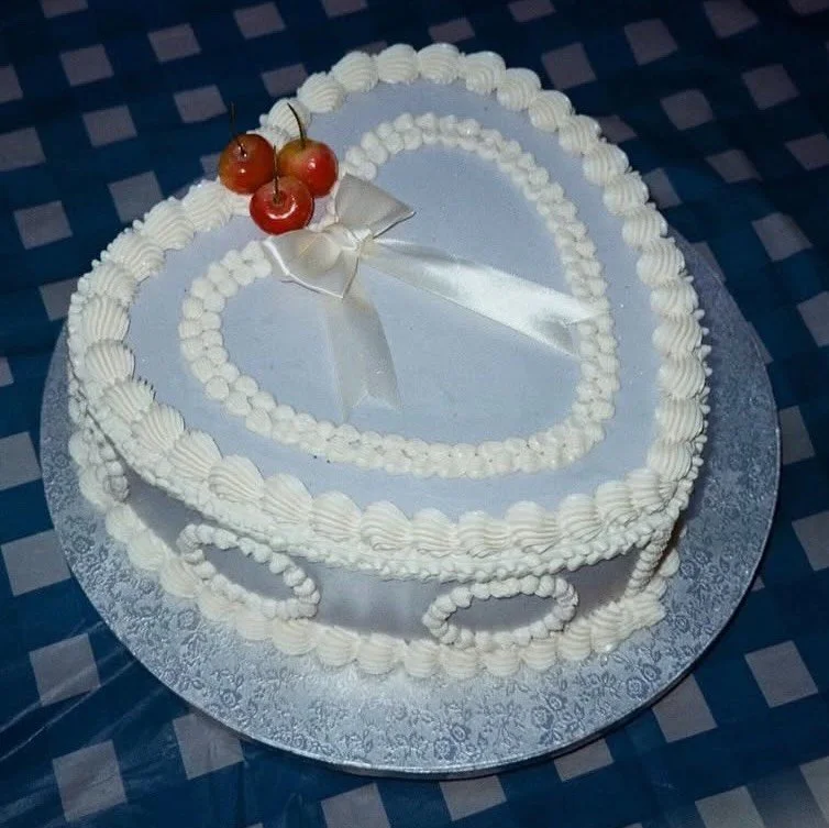 💙🩵🤍 @shortyjeinberg polenta cake filled wit blueberry sumac compote🌽🫐

#cornandblueberry #babybluecake #vintagecake #PICNICbakedgoods #pioneertown