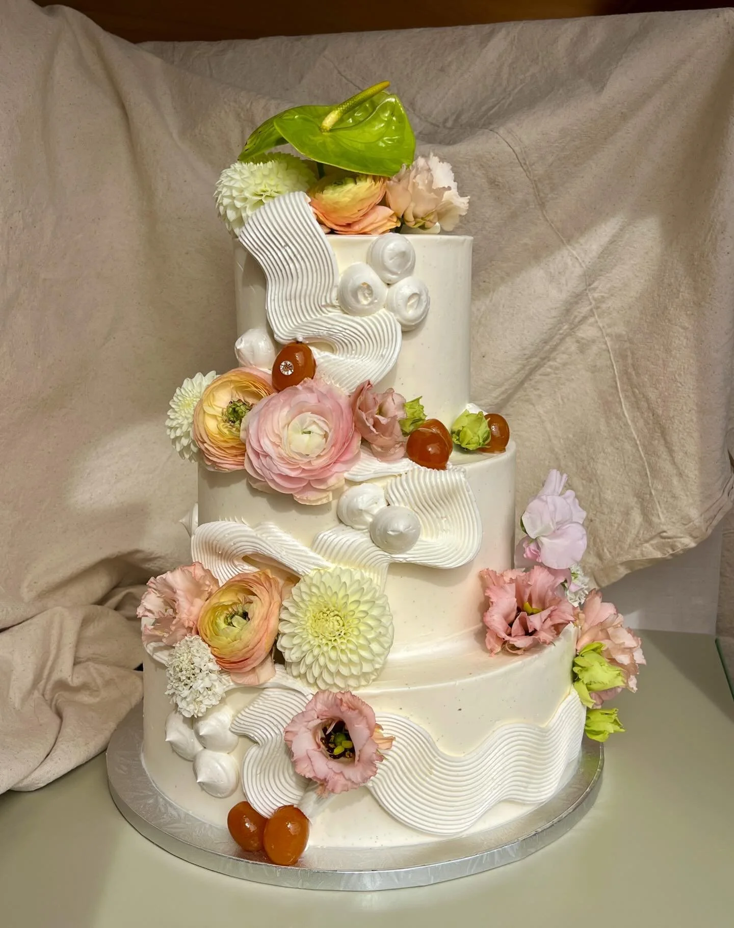 Congrats to Wynne &amp; Sean!🤍🐍🌸〰️🍊bottom tier is vanilla chiffon, filled with passionfruit wild mesquite curd and coconut streusel. Middle is carrot cake filled with lemon cream cheese mousse. Top is earl great tea cake filled with lemon yuzu ev