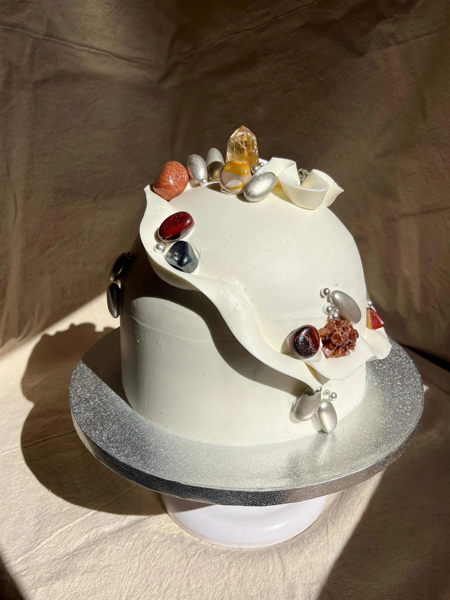 first gemstone wedding cake nestled in the middle of our perfect, dry, dusty, salty Mojave desert for Sarah &amp; Tyler this weekend✨🪨 💫🪐if there&rsquo;s one preferred adjective I&rsquo;d chose for my approach to cakes I think it&rsquo;d be RESTRA