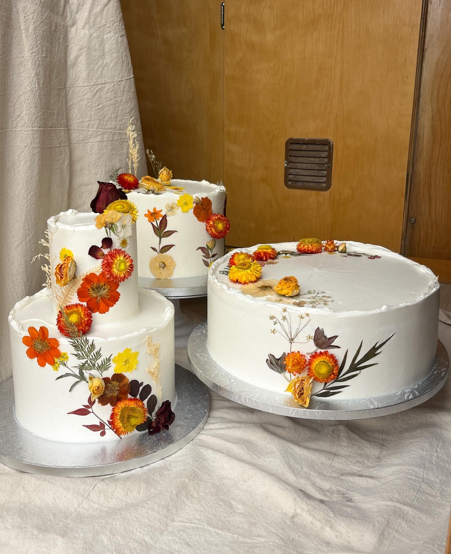 collection for Jill &amp; Matt, congrats y&rsquo;all! 3D in there with the dried and pressed is so charming🥲straw flowers foreverrrr❤️🧡💛🤍each cake (and tier) are all different flavors and the caption will get rly long if I go into details💫

#wed