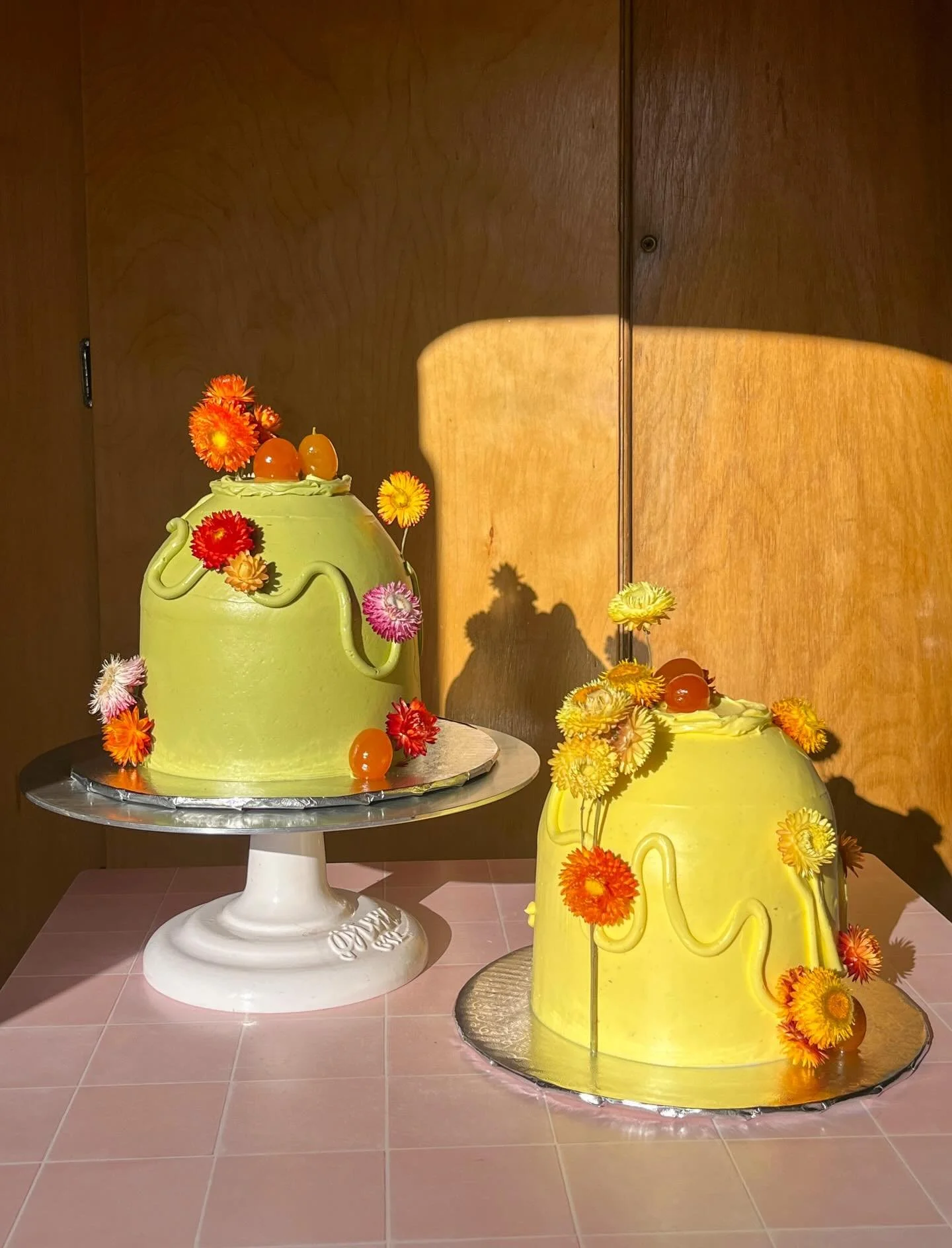 🧚🏻🧚🏻🛕🛕💫💫🌷🌷double trouble. Vanilla chiffon, passionfruit evoo curd and coconut streusel. S/O to the OG of the most incredible domes @bayousaintcake I was thinking of you when I made these💭🌀

#vanillachiffon #coconut #domecake#PICNICbakedgo