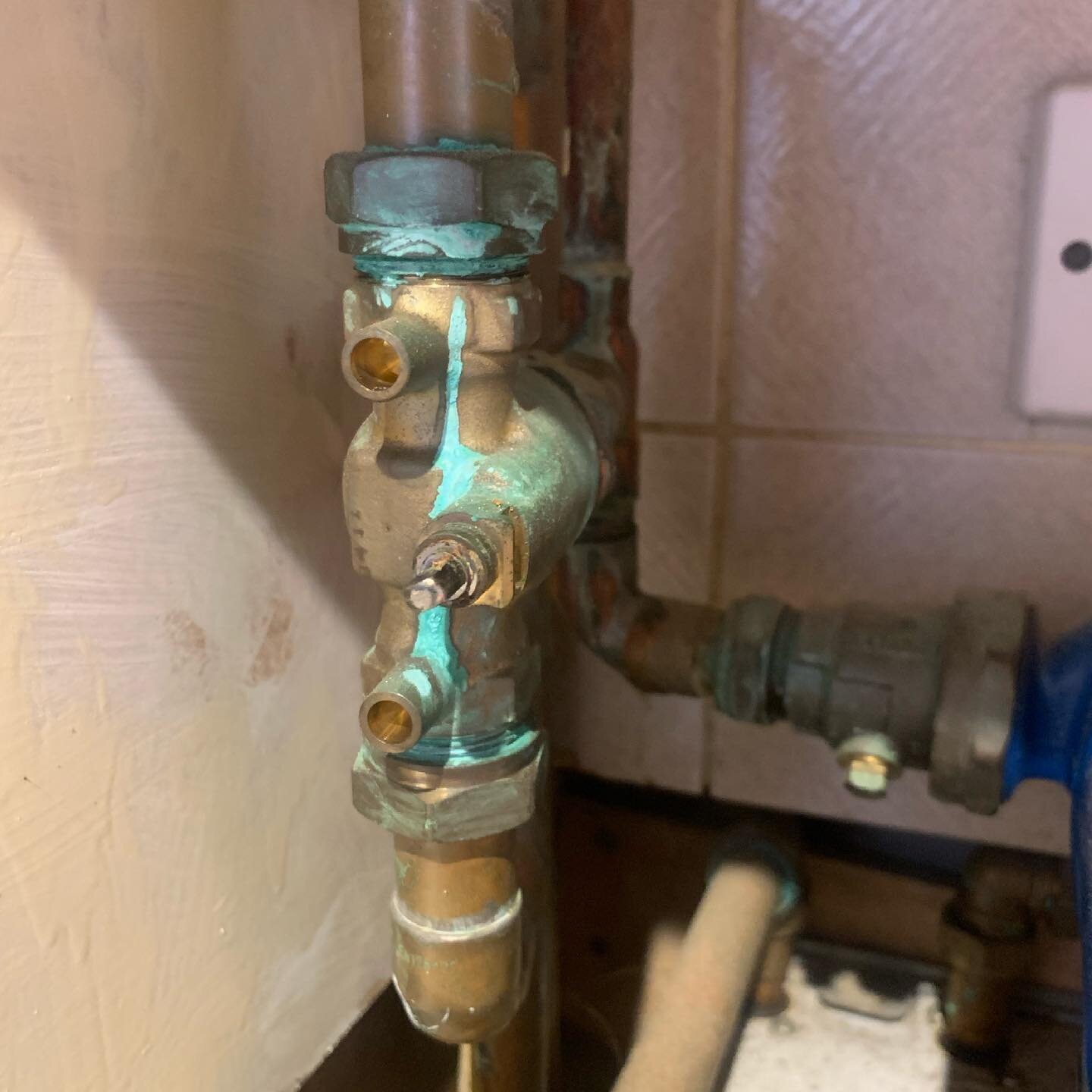 🚨Job of the day🚨
🔥Radiators coming on at the same time with hot water🔥💦
Previous engineer kept saying problem was with Hive Controls.😑🤦&zwj;♀️
We attend and find diverter valve spindle getting stuck on heating and hot water mode 🥵
Fixed probl