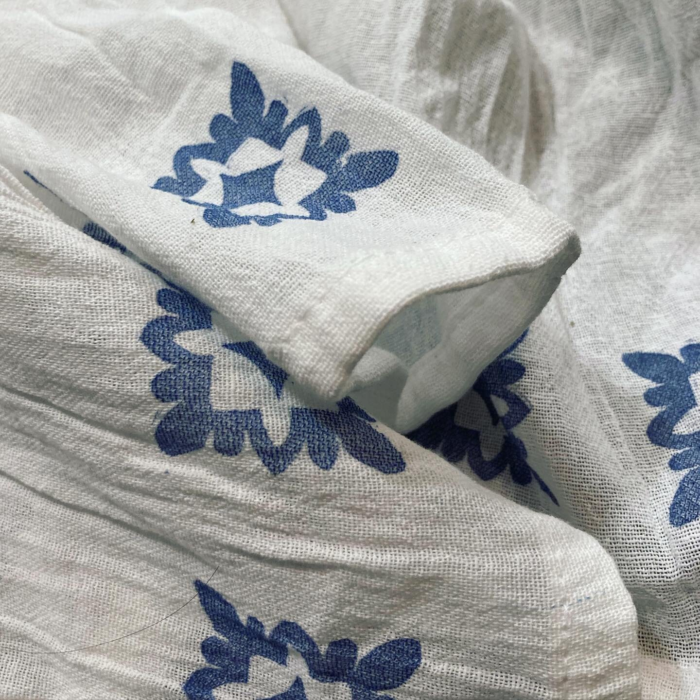put this cutie on a flour sack towel 
.
#printmaking #printmaker #stampmaking #stampmaker #stamps #prints #artprint #patterndesign #patternprint #blockprint #linoprint #printshop #patternmaker #texilepattern #textiledesign #fabricdesign #art #artist 