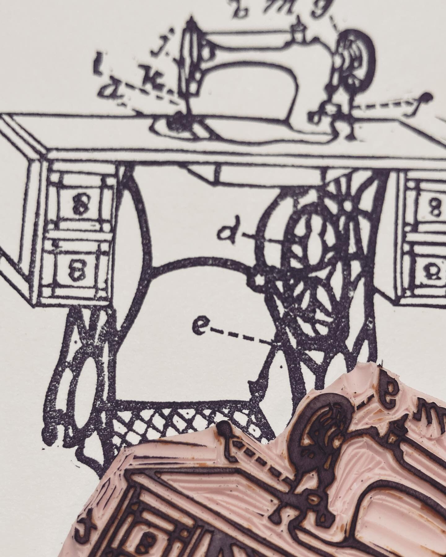 Nothing beats vintage cast iron ✨
.

#printmaking #printmaker #stampmaking #stampmaker #stamps #prints #artprint #patterndesign #patternprint #blockprint #linoprint #printshop #patternmaker #singer #singersewingmachine #vintage #art #artist #womenmak
