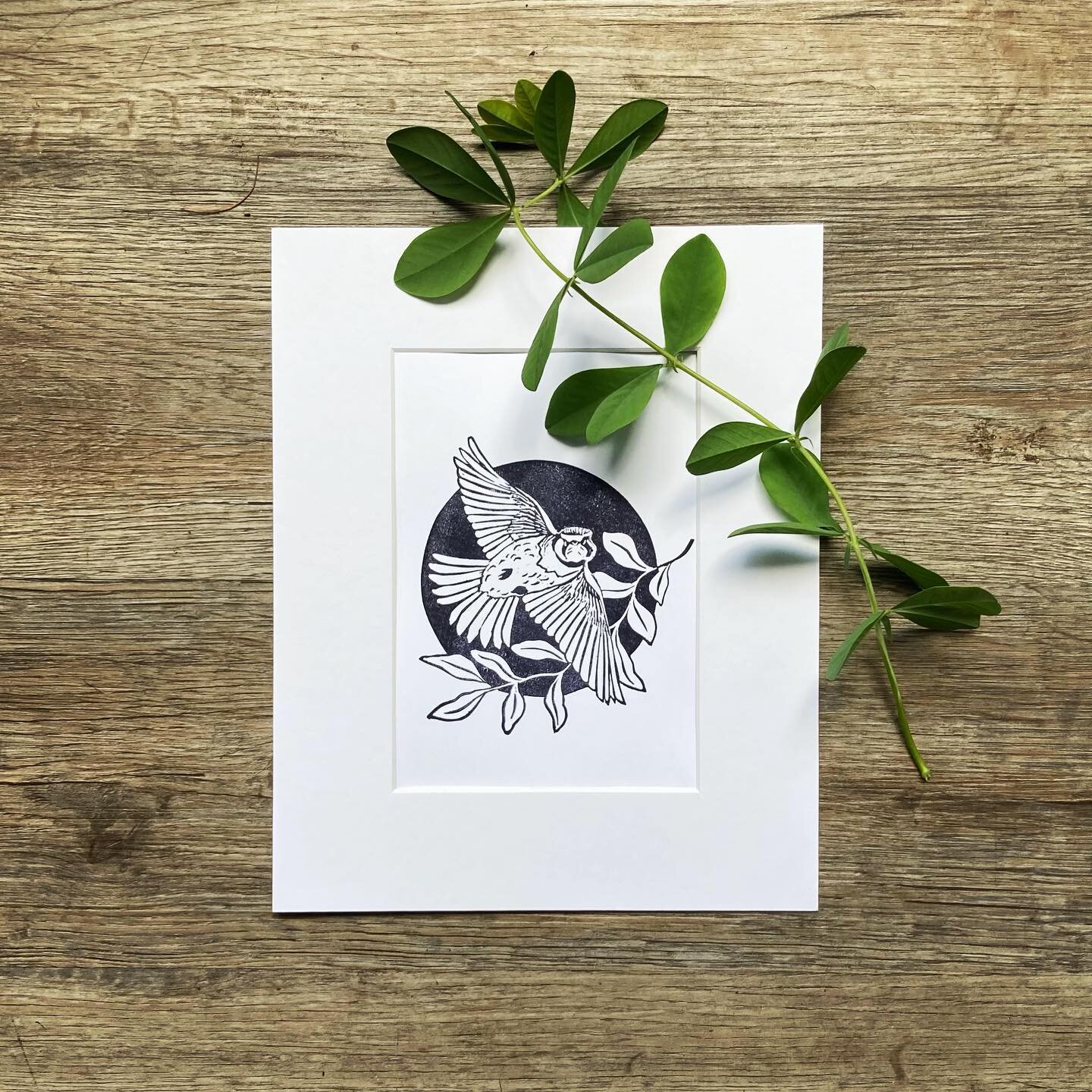 In flight 🌿 
.

#printmaking #printmaker #stampmaking #stampmaker #stamps #prints #artprint #patterndesign #patternprint #blockprint #linoprint #printshop #birdart #flying #inflight #art #artist #womenmakers #femaleprintmaker #femaleartist #handmade