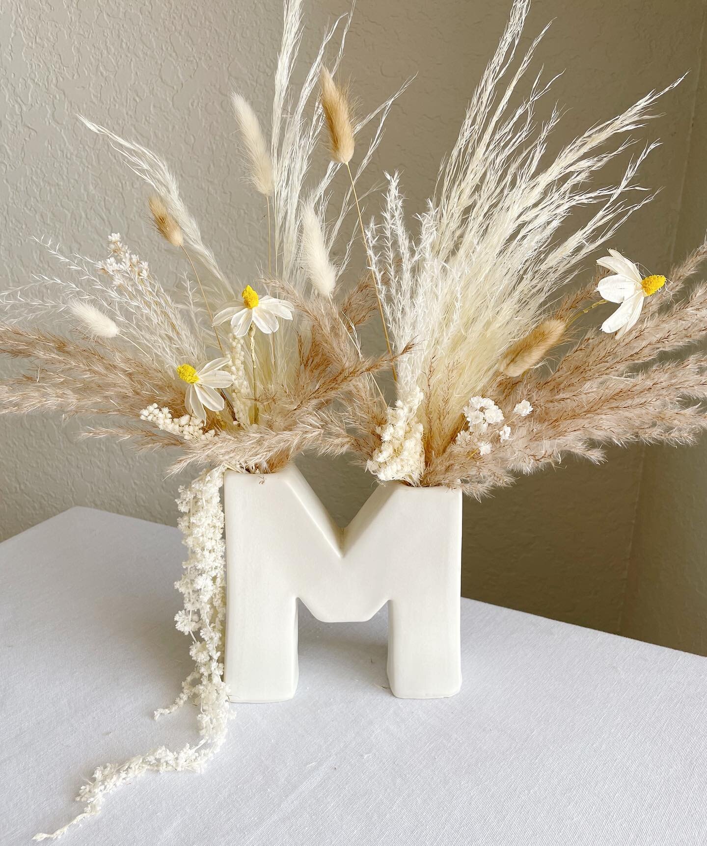 Can we make letter vases a thing? 😍

#driedarrangement #driedbouquet #driedflowers #driedflorals #floraldesign #floralarrangement #flower #flowerarrangement #pampas #miamiflorist #southfloridaflorist #eventflowers #eventflowers #uniquegifts