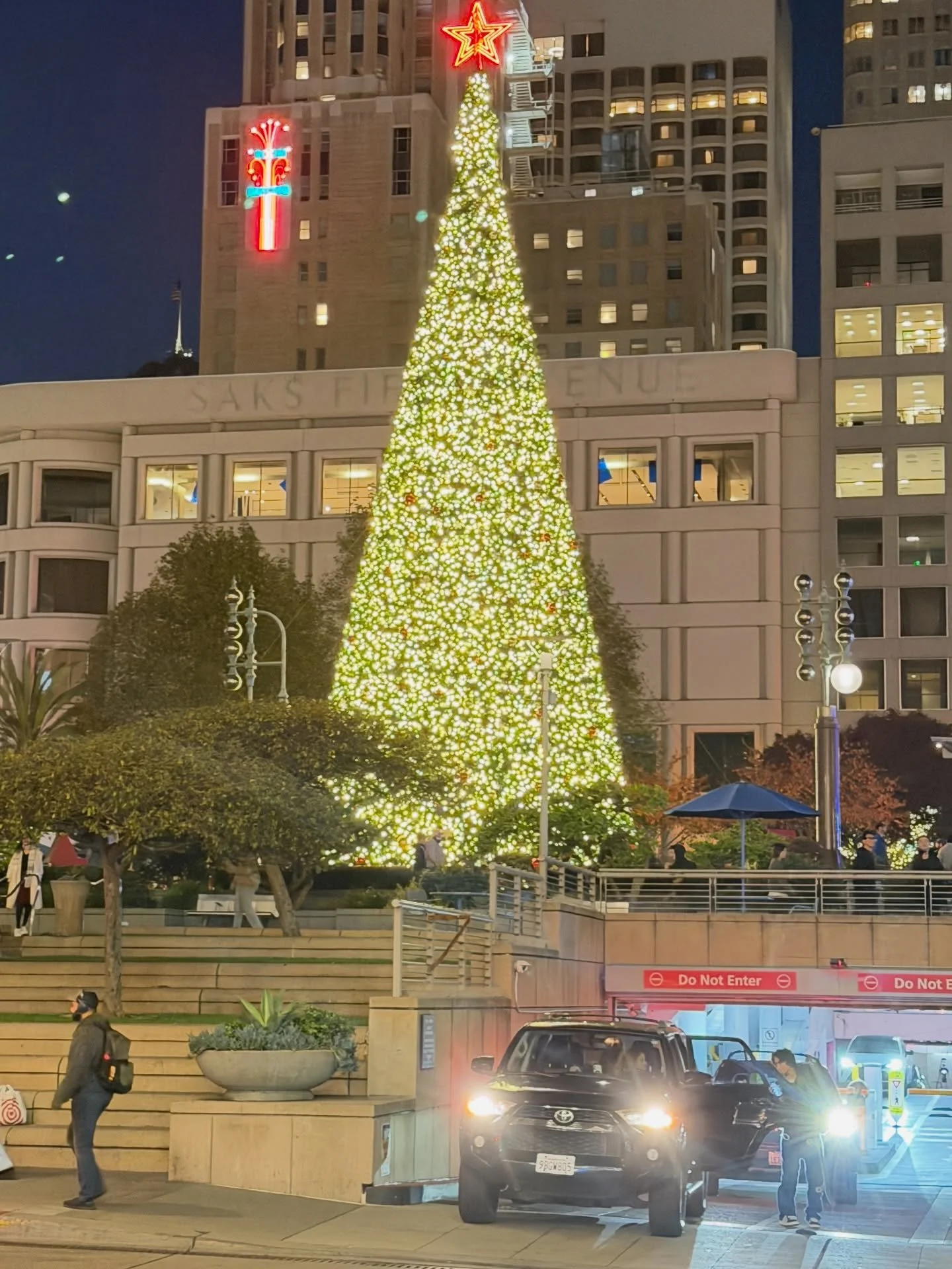 Getting in the Holiday Spirit with my bestie! Hopefully gramma does not get run over by a rain deer. #Ibelive🎅 #grinch #festivest #merrychristmas🎄