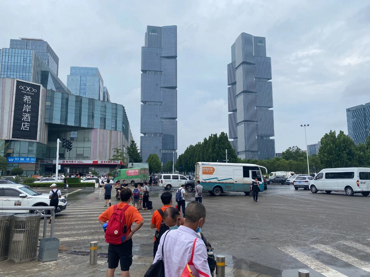 After the flood, Zhengzhou public transport was paralyzed, people began to pick up trucks.