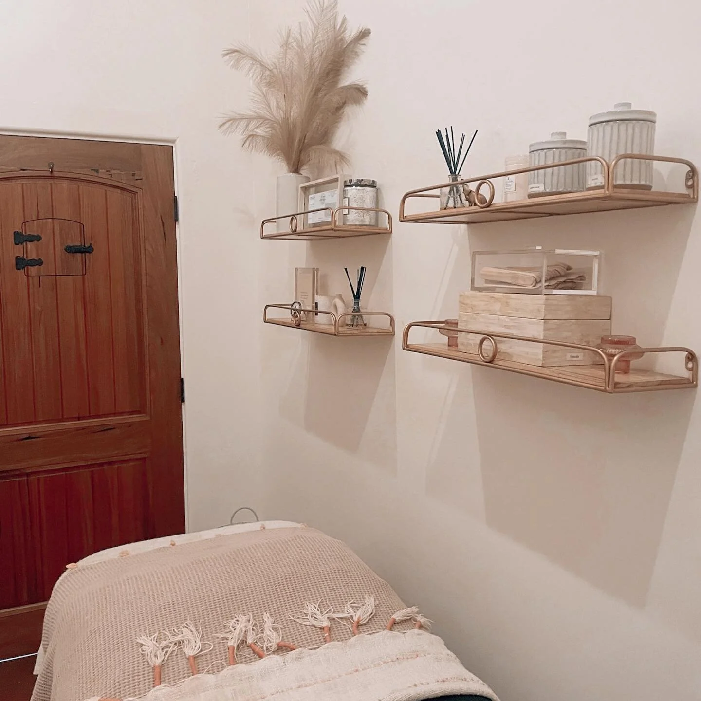 Where the m a g i c happens ✨ 
Book your appointment online at danielarenga.com or click the link in bio. 

&bull;
&bull;
&bull;
&bull;
&bull;
&bull;
#browsbydanielarenga #brows #browwax #archaddicts #satinsmoothpro #billiondollarbrows #browinspo #sa