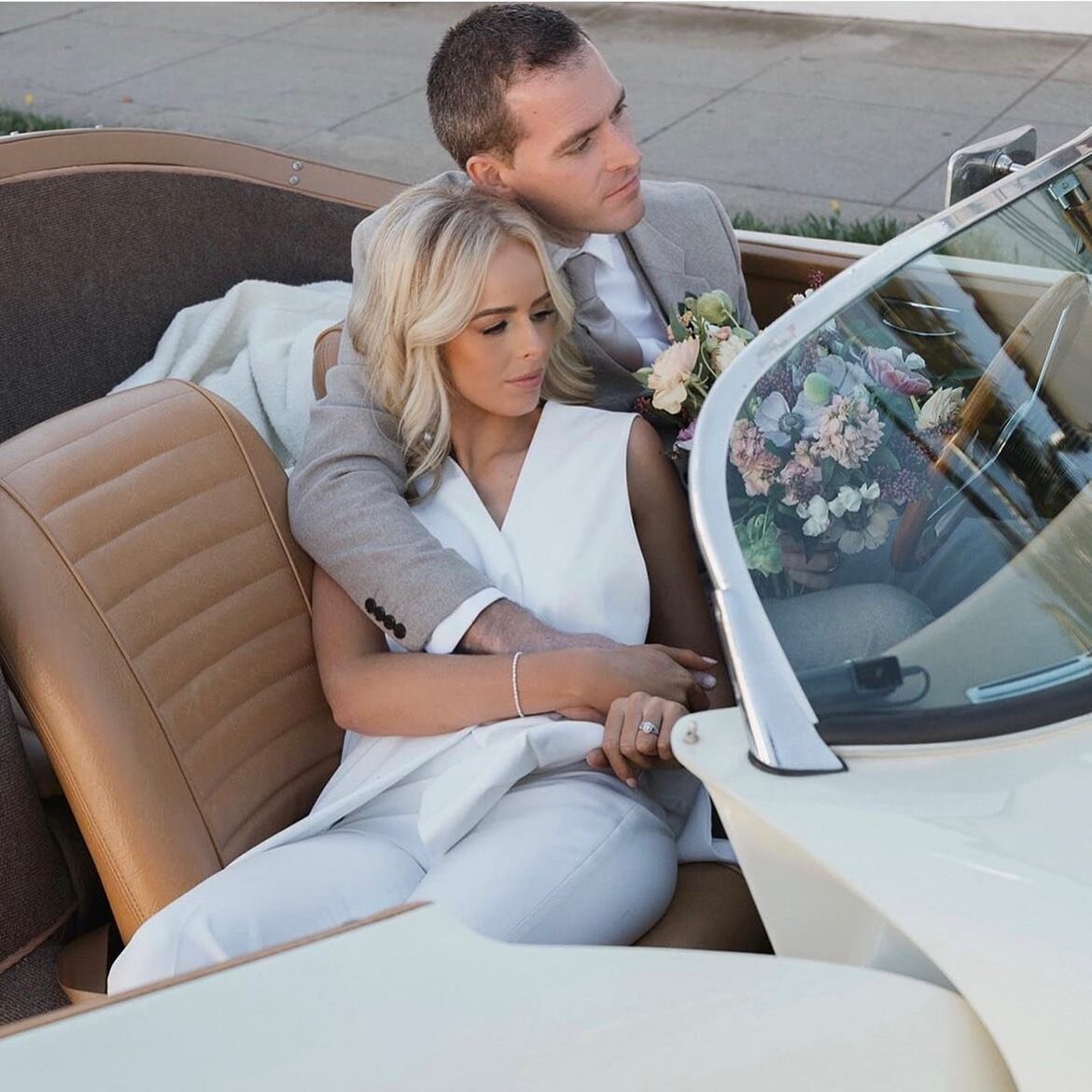 Beautiful and B R O N Z E D Bride 🤍 
Airbrush Tan by me 
Bridal Hair // @laurencywanhair 
&bull;
&bull;
&bull;
&bull;
&bull;
&bull;
www.danielarenga.com
#santabarbara #sbtan #airbrushtan #spraytan #bridaltan #bridalhair #santabarbarawedding #sprayta