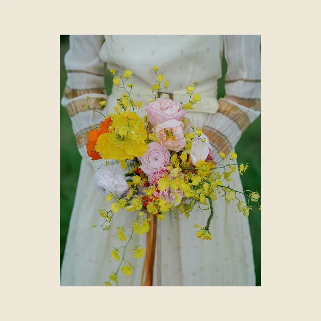 Those moments of still that exist within the whirlwind of an event&hellip; that is where the beautiful magic resides ✨

Location @saltycabins_ 
Images @elopeinthewild 
Florals @pompandsplendour 
Styling @blossomgatherings