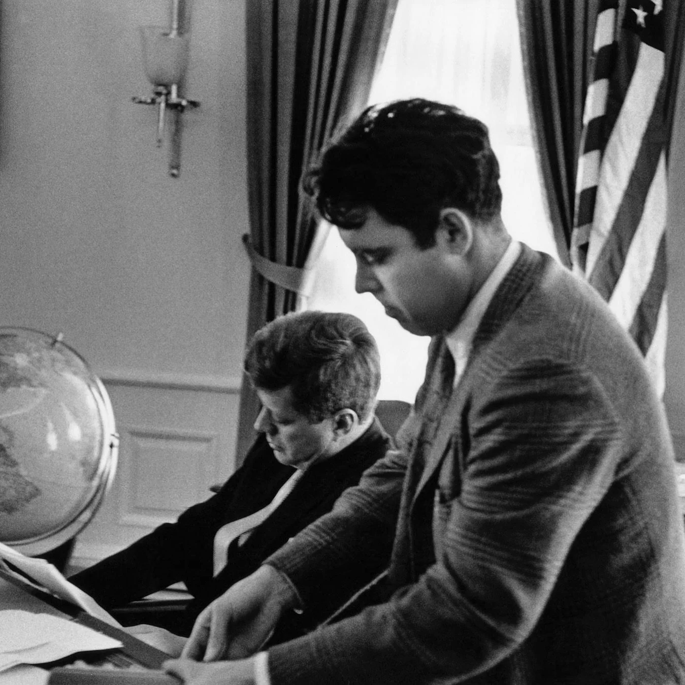 Behind the lens: Jacques Lowe and President John F. Kennedy, Oval Office, circa 1961.
Jacques Lowe wasn’t just a photographer—he was a witness to history. As JFK’s personal photographer during the 1960 campaign and early presidency