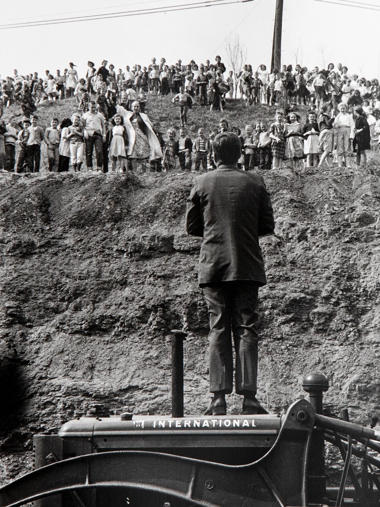 Spring, 1960. On the backroads of West Virginia, John F. Kennedy climbed atop a tractor to speak directly to voters. In an era before carefully staged rallies dominated campaigns, this kind of retail politics—handshakes, front-porch conversatio