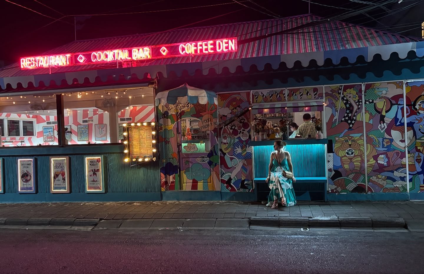 I&rsquo;m almost part of the furniture around here ☺️ @seacircus - usually a go to Brunch spot but on an evening, under the lights, serving cocktails and a delicious dinner menu, she&rsquo;s lit up like a fair ground 🩵 🎪 💚