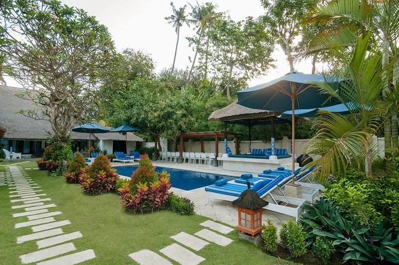 Morning: &ldquo;I&rsquo;ll just have a herbal tea and a quiet moment to myself.&rdquo; 🫖 🙏🏼 

Evening: &ldquo;Pour the cocktail and tell me everything.&rdquo; 🍹 💃🏻 

Same setting&hellip; just depends which version of you shows up 😉 either way,