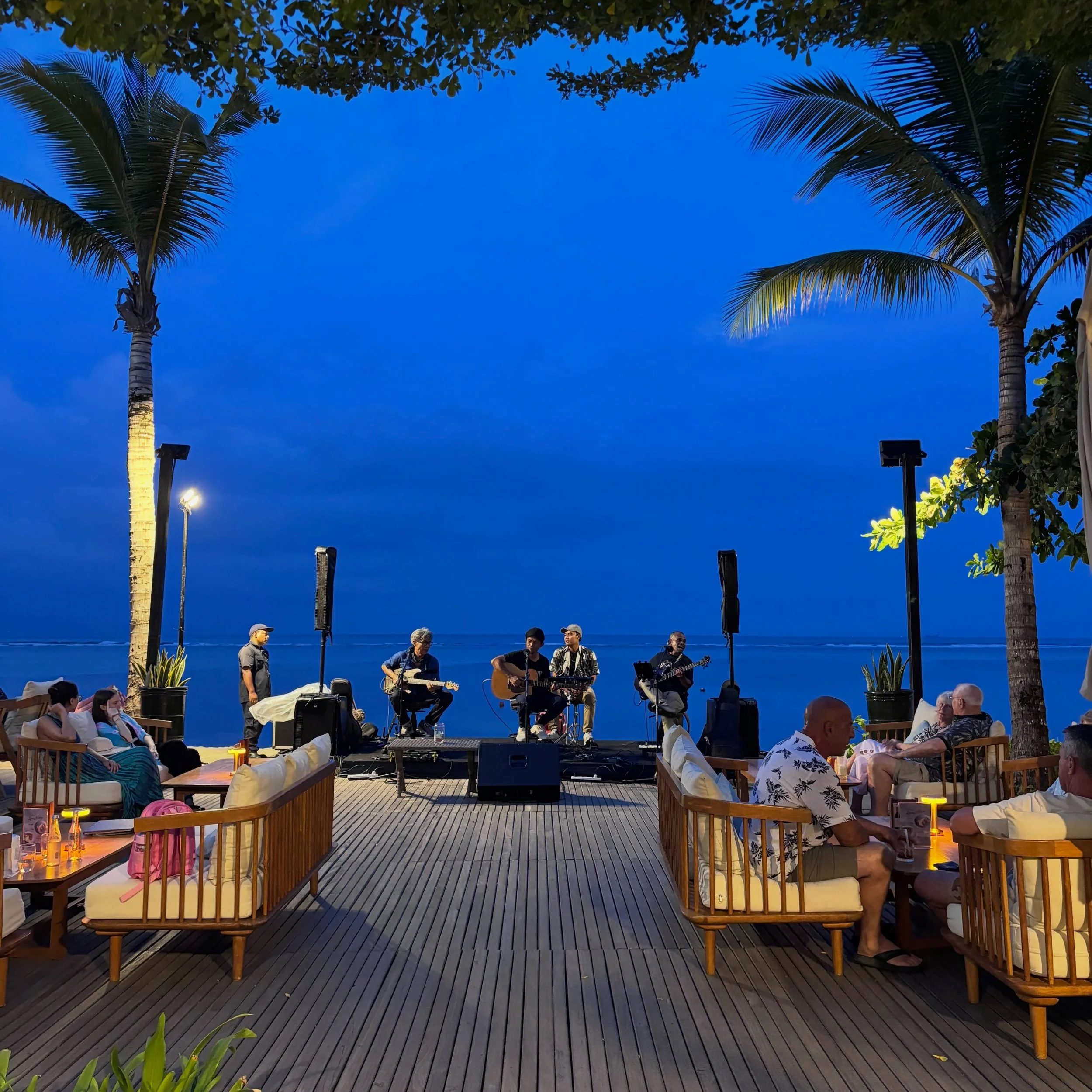 Sanur evenings&hellip; this is the vibe ✨🌴🎶

Warm ocean air, live music by the beach, sunset skies melting into Bali blue, cocktails flowing, laughter echoing, and beautiful women gathering together in the most soul-filling way.

This September on 