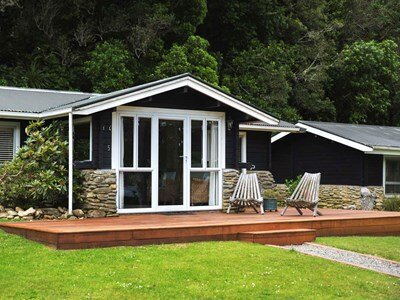 Cooks Cottages accommodation at Furneaux Lodge