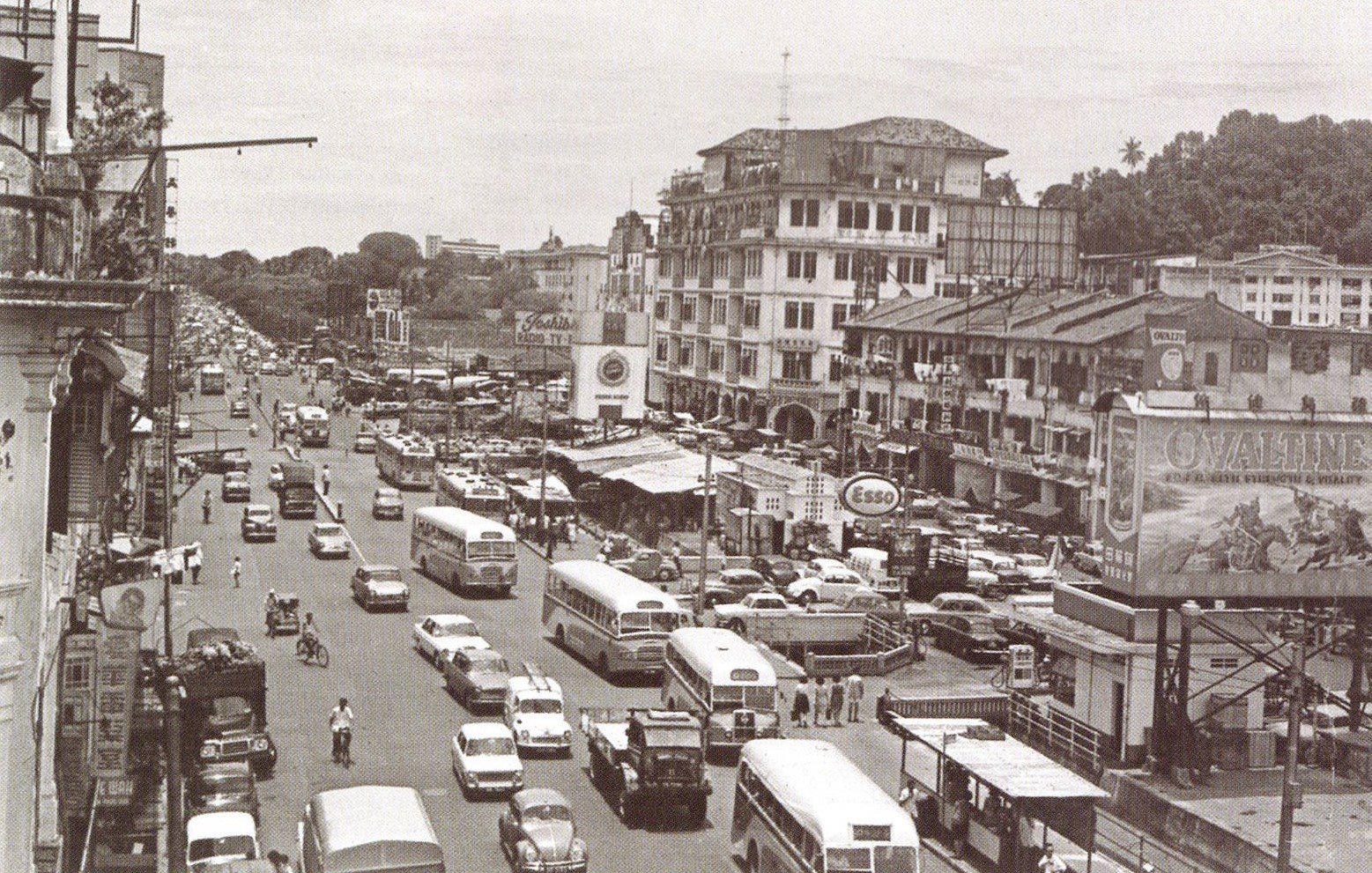 1960 circa. Unlicensed roadside stalls along New Bridge Road in front of Majestic Theatre and Nam Tin Hotel which spilled over from People’s Park Market. Source: Ray Tyres