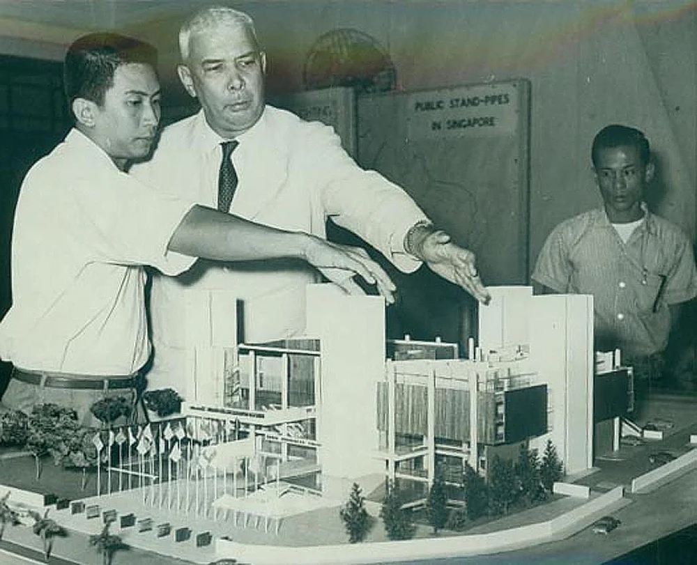 Lim Chong Keat showing the competition model of SCHTUH to then Minister K Bryne. Source: The Straits Times