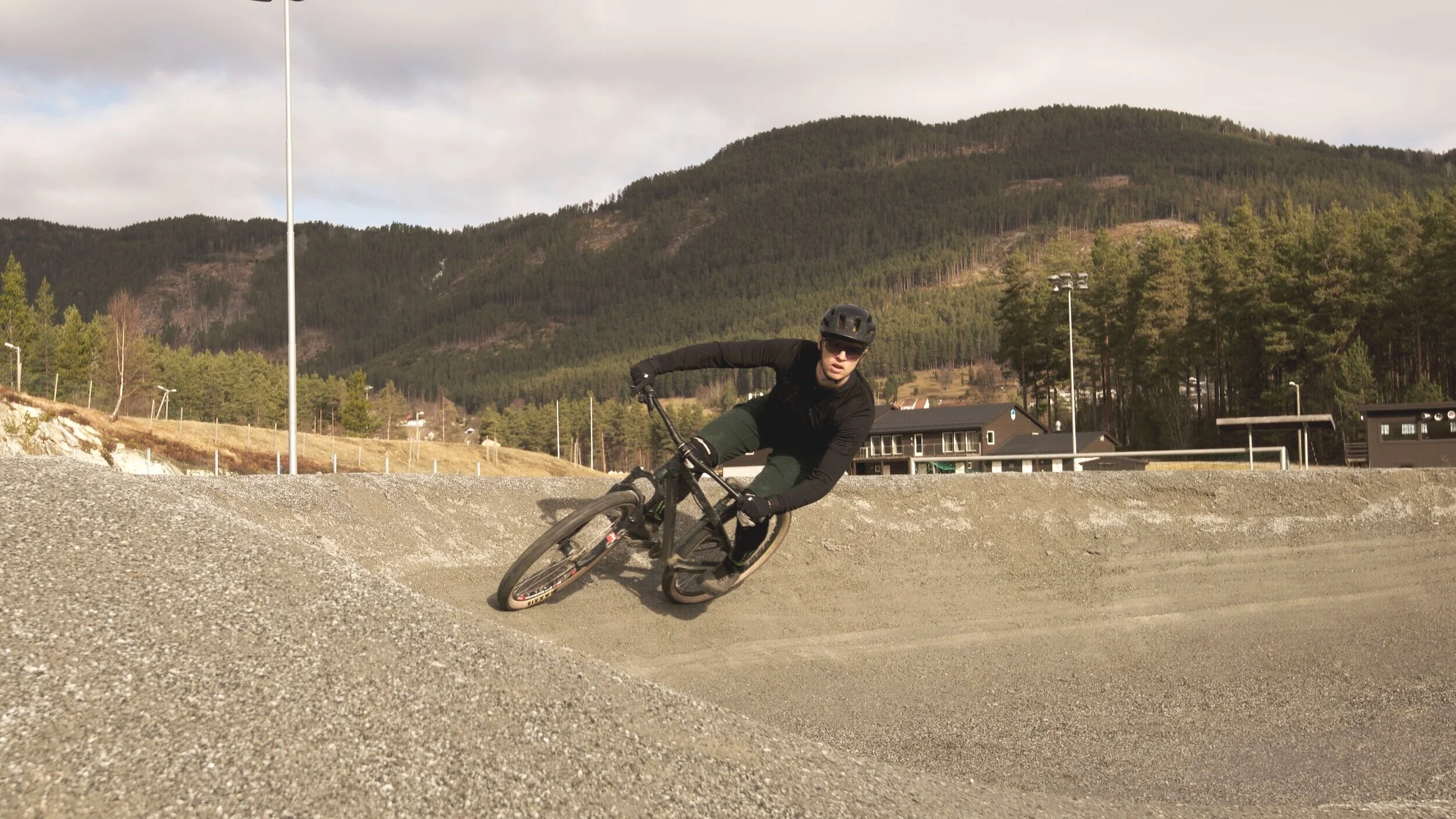 Gründaren koser seg i nybygd pumptrack. Foto: Rekkje Stiutvikling AS.