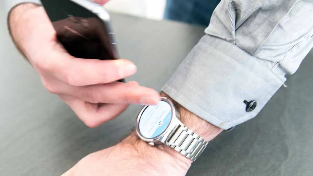 Smarthus kan også gje kommando og få tilbakemelding via ei smartklokke, som denne frå Huawei. Foto: Børje Fonn Skaar