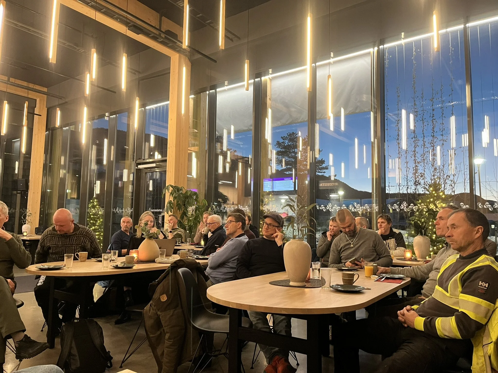 Engasjerte byggjenæringa med fagprat til frukost