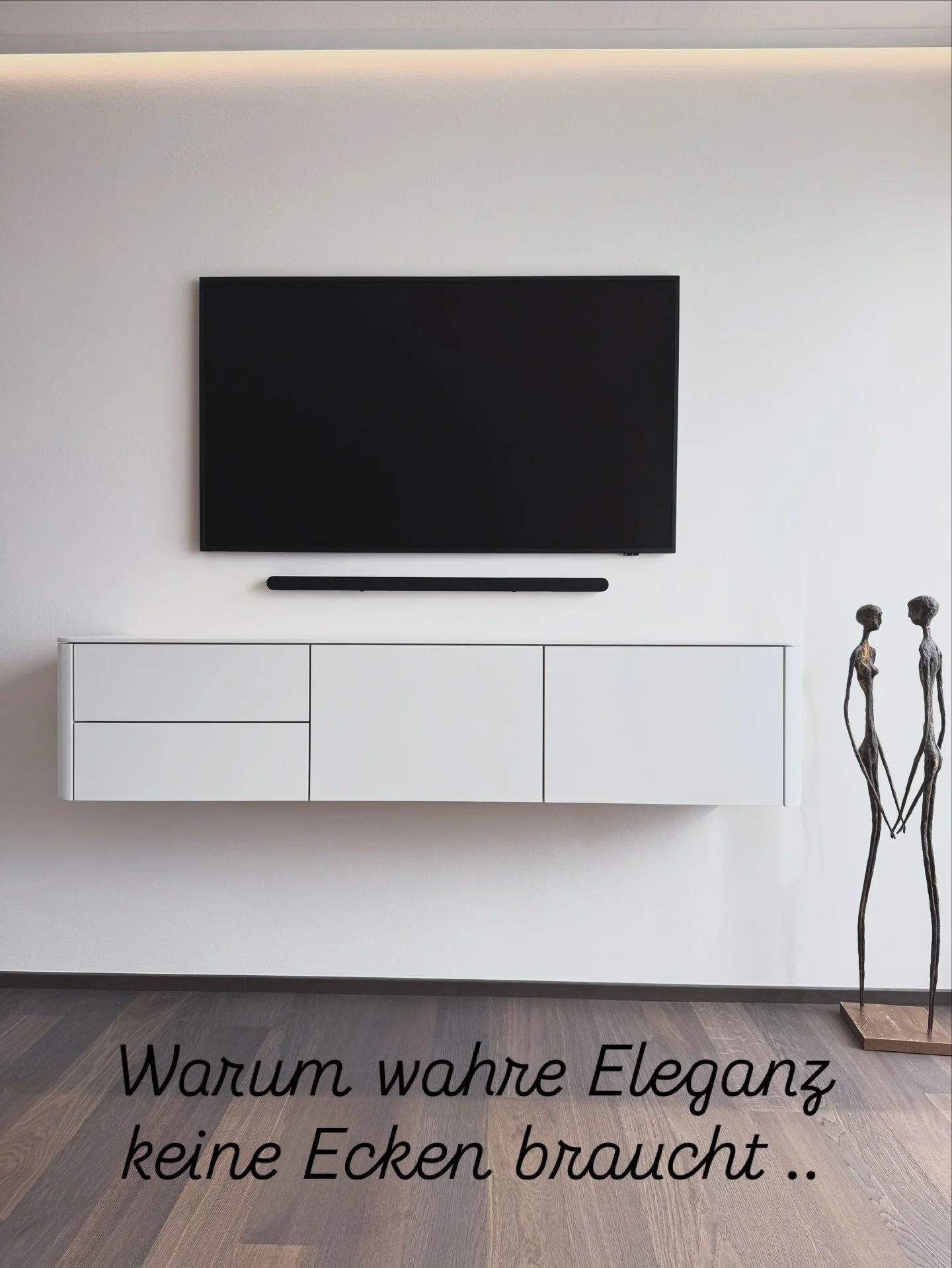 Warum wahre Eleganz keine Ecken braucht?

Minimalismus ist nicht nur ein Stil &ndash; er ist ein Gef&uuml;hl. Und kaum etwas vermittelt Ruhe, Klarheit und leisen Luxus so &uuml;berzeugend wie runde Kanten.

Das sanfte Abrunden eines M&ouml;belst&uuml