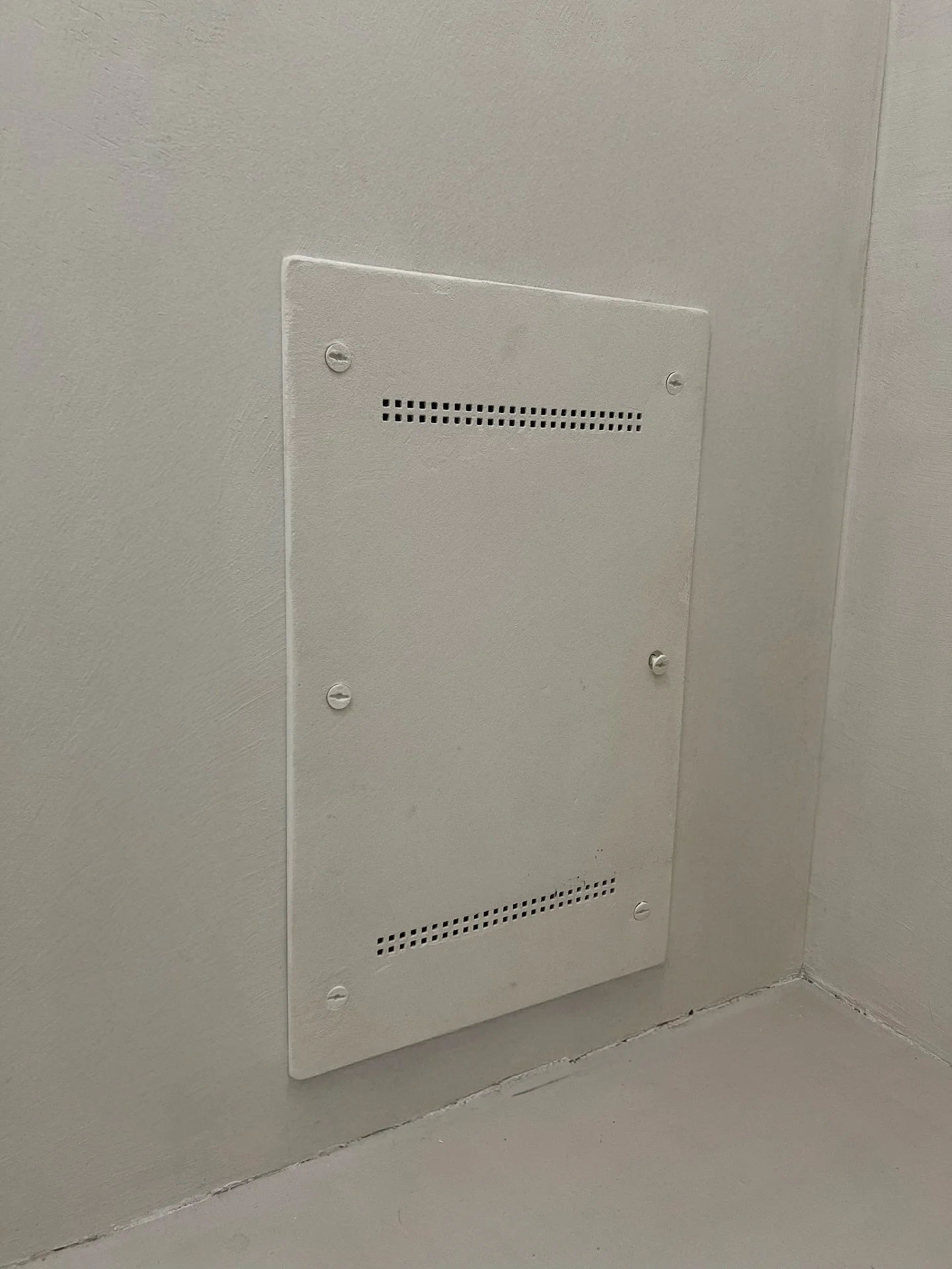 Non dico proprio invisibile&hellip;
ma di sicuro non un pugno in un occhio come prima. 😎

⸻

I wouldn&rsquo;t call it invisible&hellip;
but definitely not the eyesore it used to be. 😎

#onemakershow #mattiaconfalonieri #Makers #DIY #3DPrinting #Des