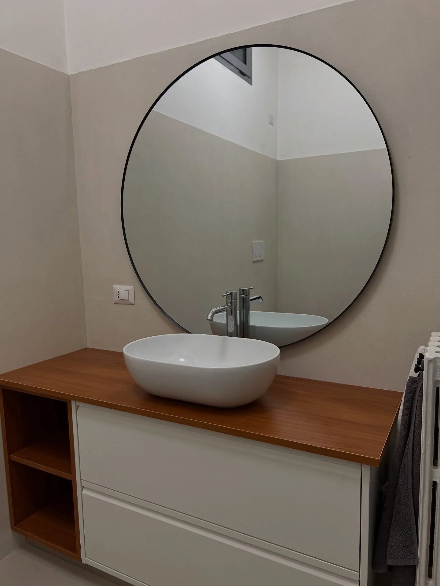 Essendo un noiosissimo mobiletto del bagno,
l&rsquo;unica cosa che fa gridare al miracolo di questo lavoro
&egrave; che dopo 4 anni avevo perso le speranze di avere un bagno completo. 🤣
#ikeahack

⸻

Being a painfully boring bathroom cabinet,
the on