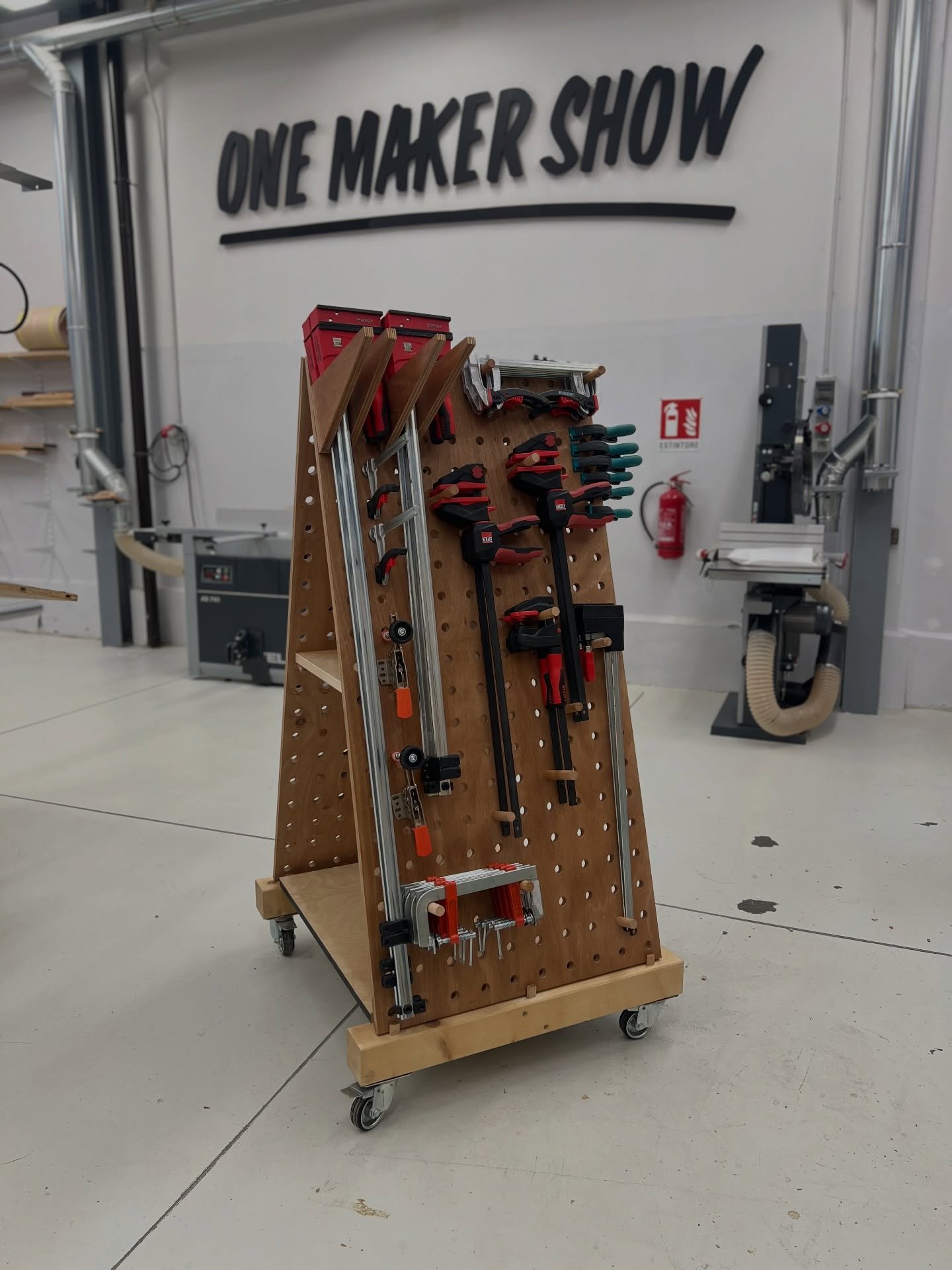 Lasciate che gli attrezzi vengano a me. [semicit.] ⚒️

⸻

Let the tools come to me. [semi-quote] ⚒️

#workshoporganization #woodworking #clamps #toolstorage #makerspaces
