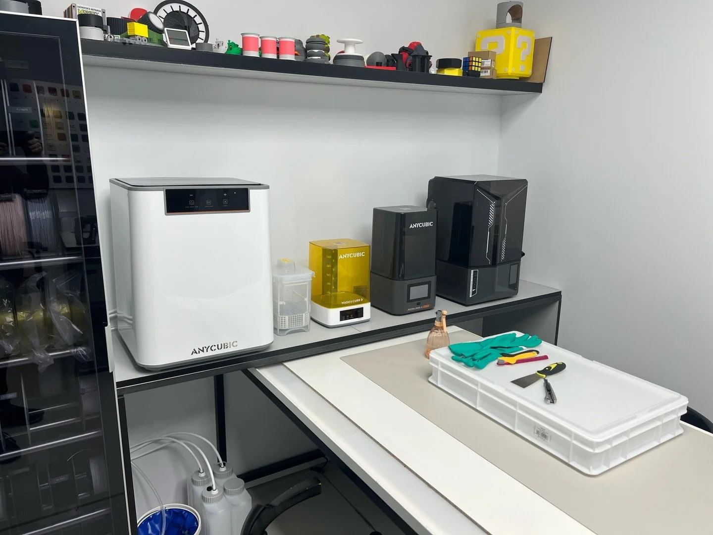 E anche la zona resina &egrave; pronta per il 2026. 💪
Scusate ma&hellip; quanto &egrave; grossa la lavatrice della Anycubic??? 😳
Adesso esco a comprare una tanica seria, perch&eacute; quel bidoncino blu per il liquido di scarto
fa ridere i polli. ?