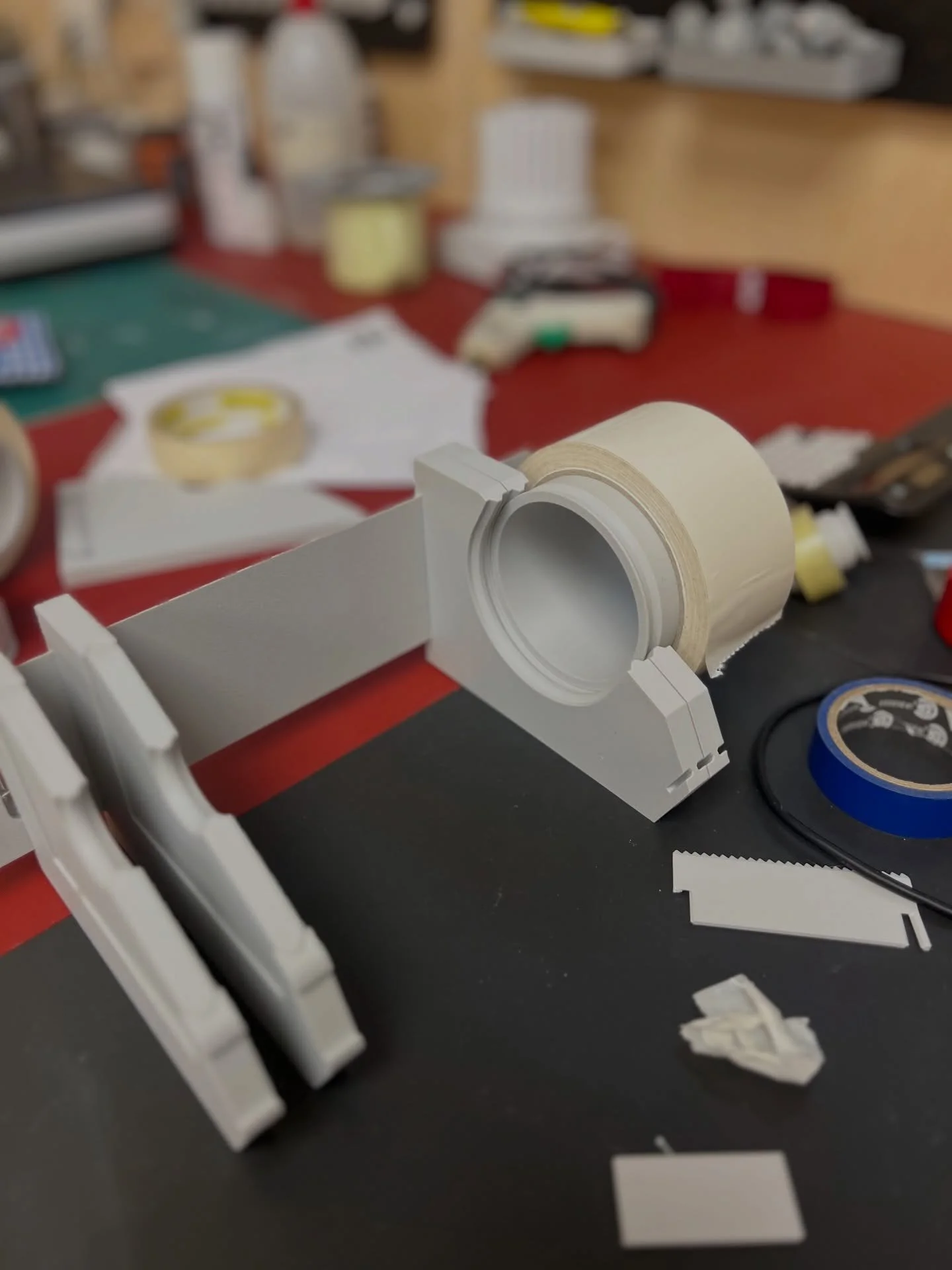 Un porta scotch universale da muro,
capace di tenere qualsiasi tipo di nastro &mdash;
di qualunque diametro o spessore &mdash;
senza dover ogni volta cambiare supporti,
ma che ti permetta anche di staccare l&rsquo;intero rotolo quando serve?

Beh&hel