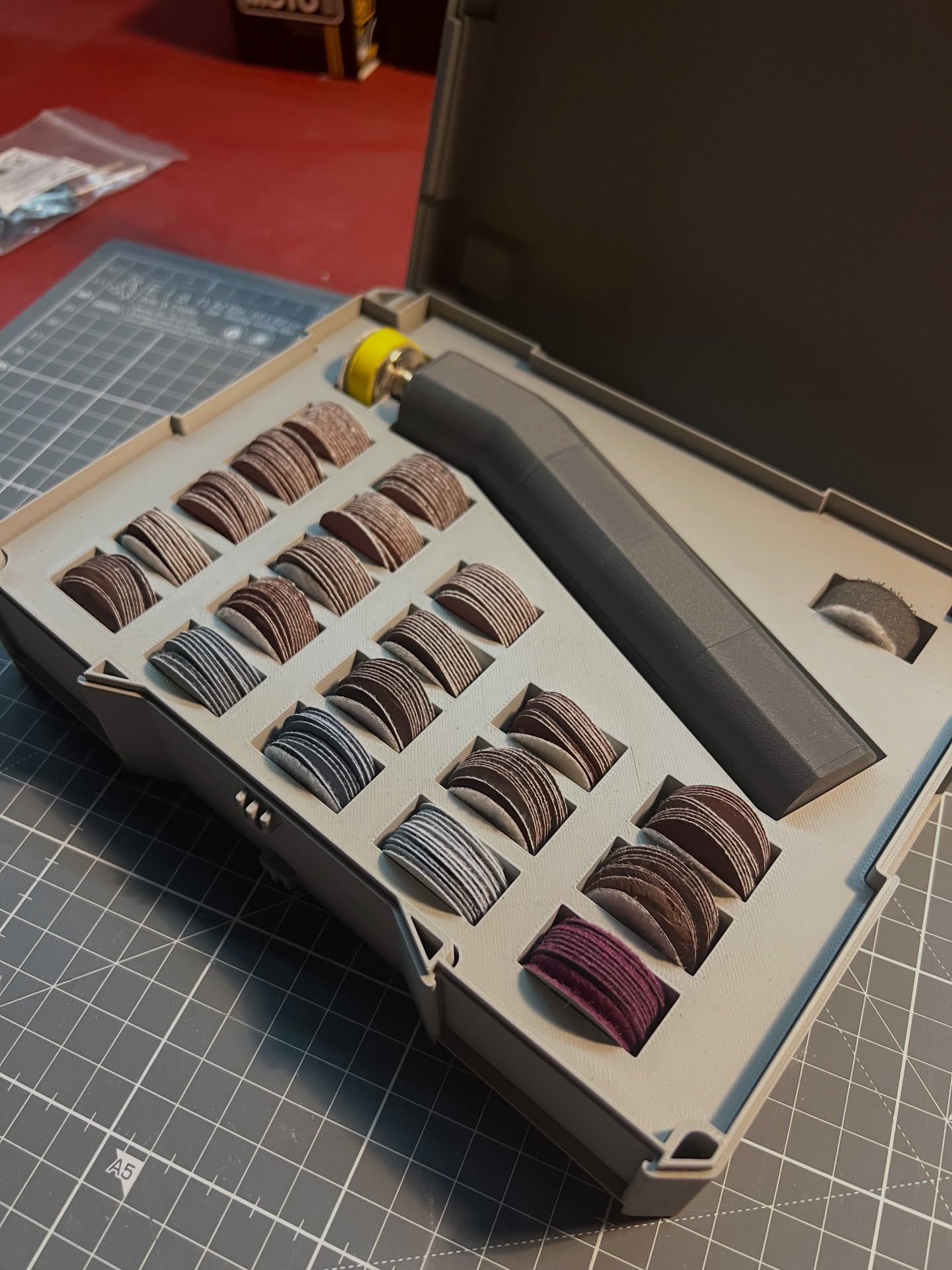 Circa sei mesi fa mi sono costruito questo: una penna per levigare le stampe 3D.
In tanti mi hanno chiesto il file, al punto da convincermi a chiedere a MakerWorld il permesso di lanciare una campagna di crowdfunding per perfezionarla e distribuirla.