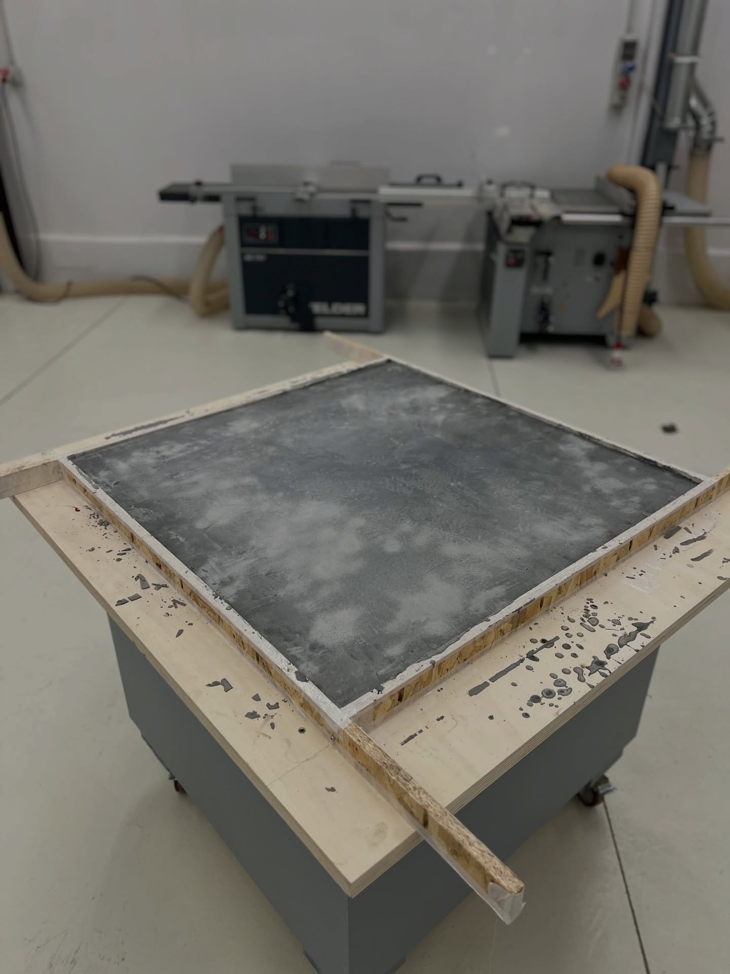 Il riposo &egrave; finito.
L&rsquo;attesa anche.
Domani il responso&hellip;

Sar&agrave; venuto come si deve
o far&agrave; la fine di quei budini traballanti che si vedono nei video sui social? 😂

⸻

Rest time&rsquo;s over.
So is the waiting.
Tomorr