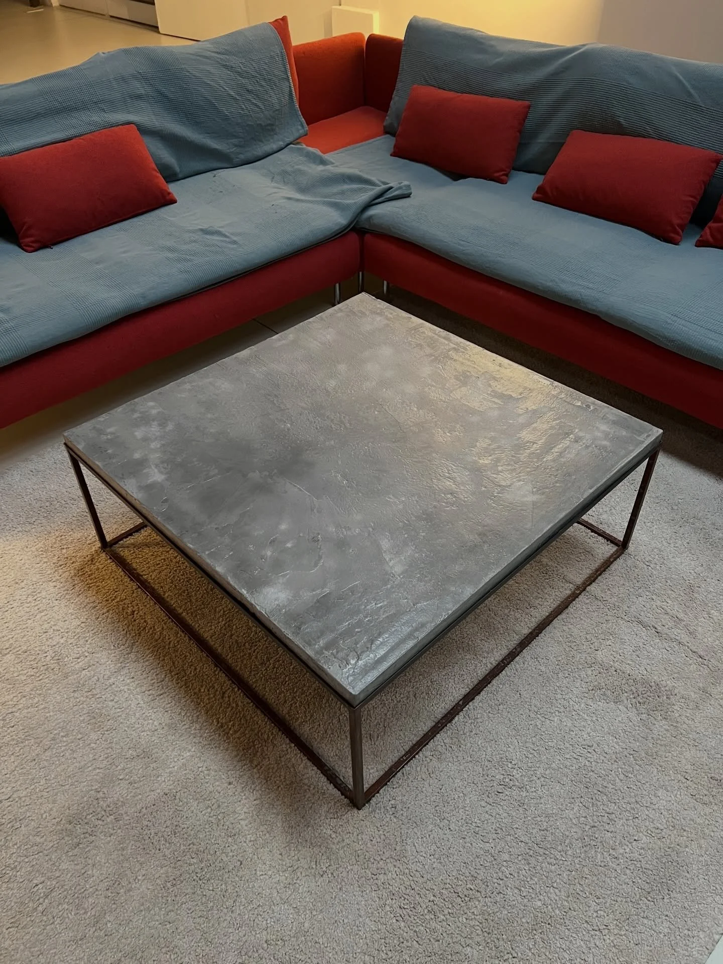 Ho fatto un tavolino in ferro con piano in cemento.
Pi&ugrave; che industrial direi brutalista&hellip; ma almeno &egrave; coerente con il mio carattere. 😏

⸻

I made a table out of steel and concrete.
Less &ldquo;industrial,&rdquo; more brutalist&he