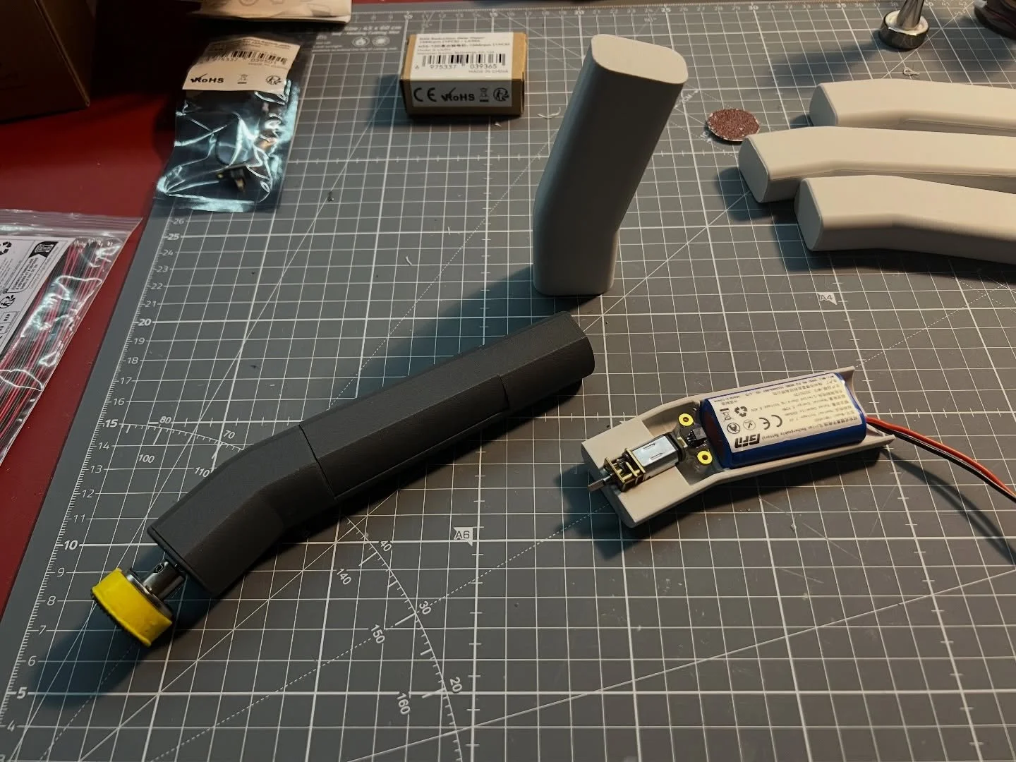 Il progetto Rotocoso da portare su MakerWorld procede bene.
Gi&agrave; che c&rsquo;ero, l&rsquo;ho pure miniaturizzato&hellip;
ora sembra un evidenziatore degli anni &rsquo;90. 😂

⸻

The Rotocoso project for MakerWorld is coming along nicely.
While 