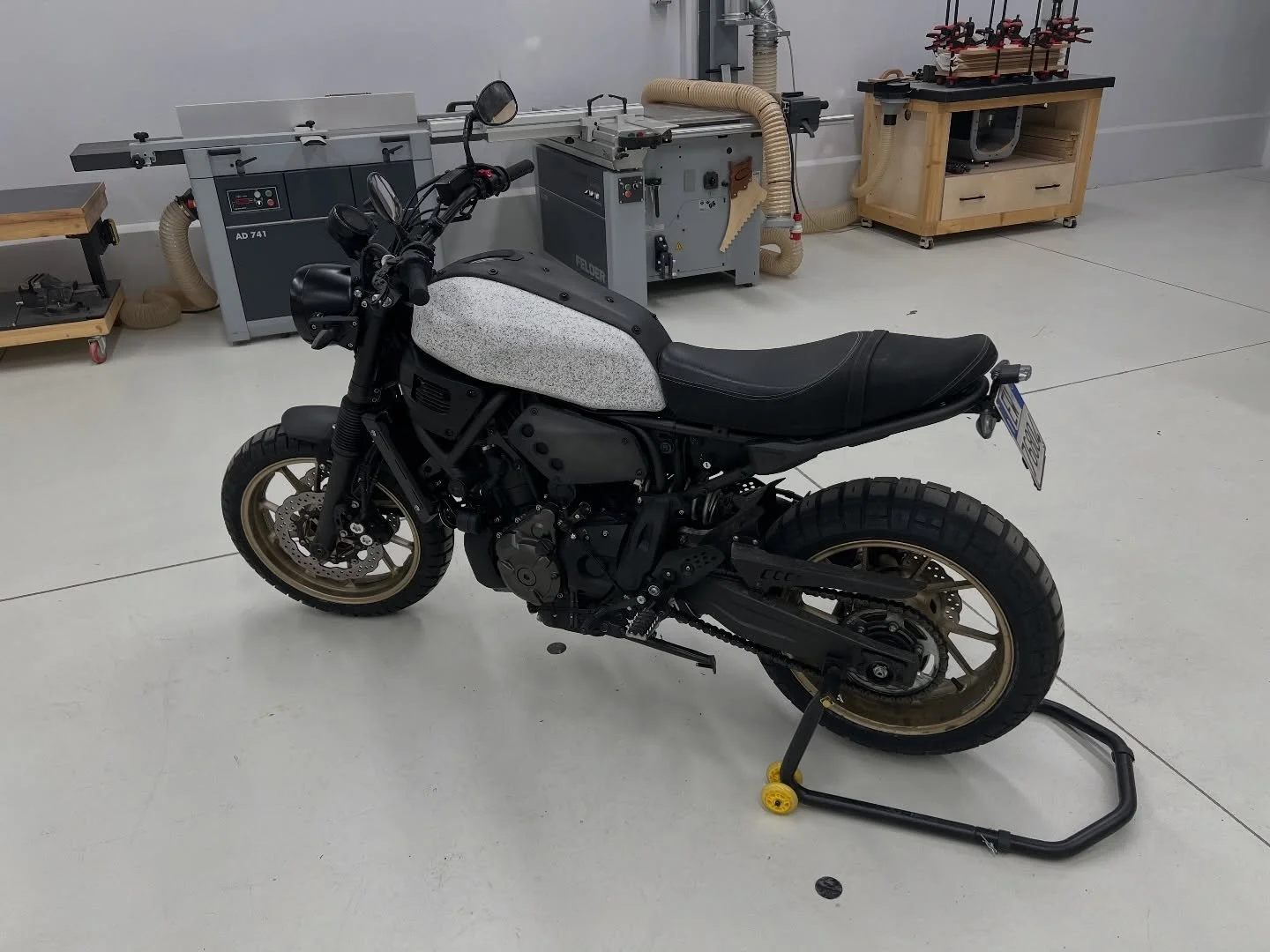 Prime modifiche estetiche alla moto, dopo gli specchietti corti e l&rsquo;antifurto homemade.

L&rsquo;obiettivo a lungo raggio &egrave; qualcosa di pi&ugrave; &ldquo;Mad Max&rdquo;: fascia centrale, parafango corto e fianchetti pi&ugrave; aggressivi