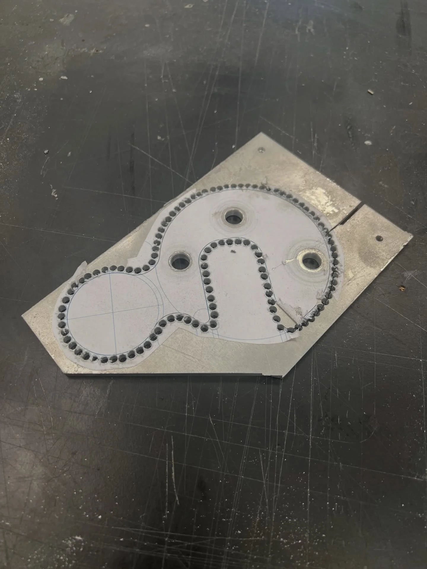 Supporto per il Beeline Moto 2 montato al fianco della strumentazione.

La staffa &egrave; in alluminio, lavorata a mano.
Non sar&agrave; perfetta come un pezzo CNC, ma per essere fatta in officina direi che fa pi&ugrave; che il suo lavoro.

La corni