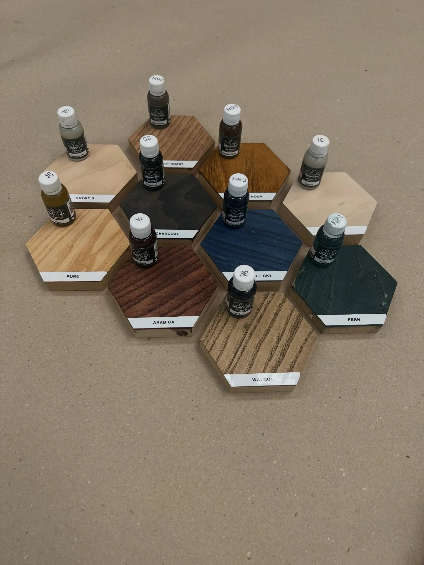 Con @rubiomonocoatitalia &egrave; facilissimo entusiasmarsi.
Un colore pi&ugrave; bello dell&rsquo;altro, uno pi&ugrave; perfetto dell&rsquo;altro&hellip;

Il vero problema arriva dopo:
sceglierne uno solo per la libreria del soggiorno. 😅

⸻

With @