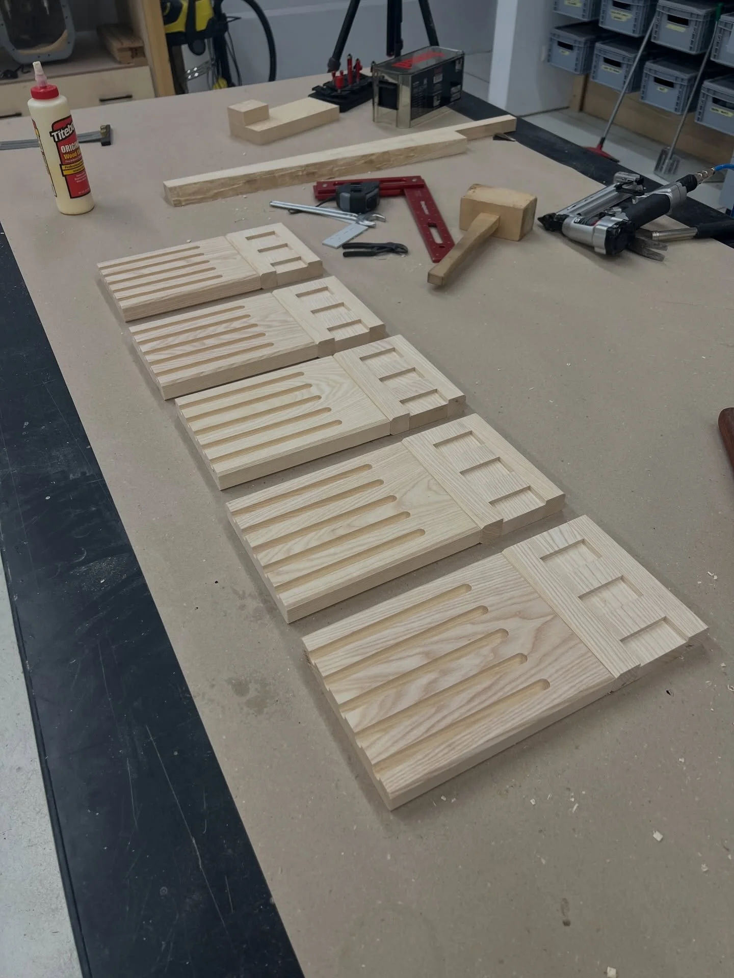 5 sample pronti per 5 prove colore.

Una la scelgo io: Arabica.
Tre sono gi&agrave; decise: Midnight Sky, Fern e Red Velvet.

L&rsquo;ultima la scegliete voi tra quelle in foto.

Qualunque sia il risultato, ora che ho visto la boiserie nella giusta e